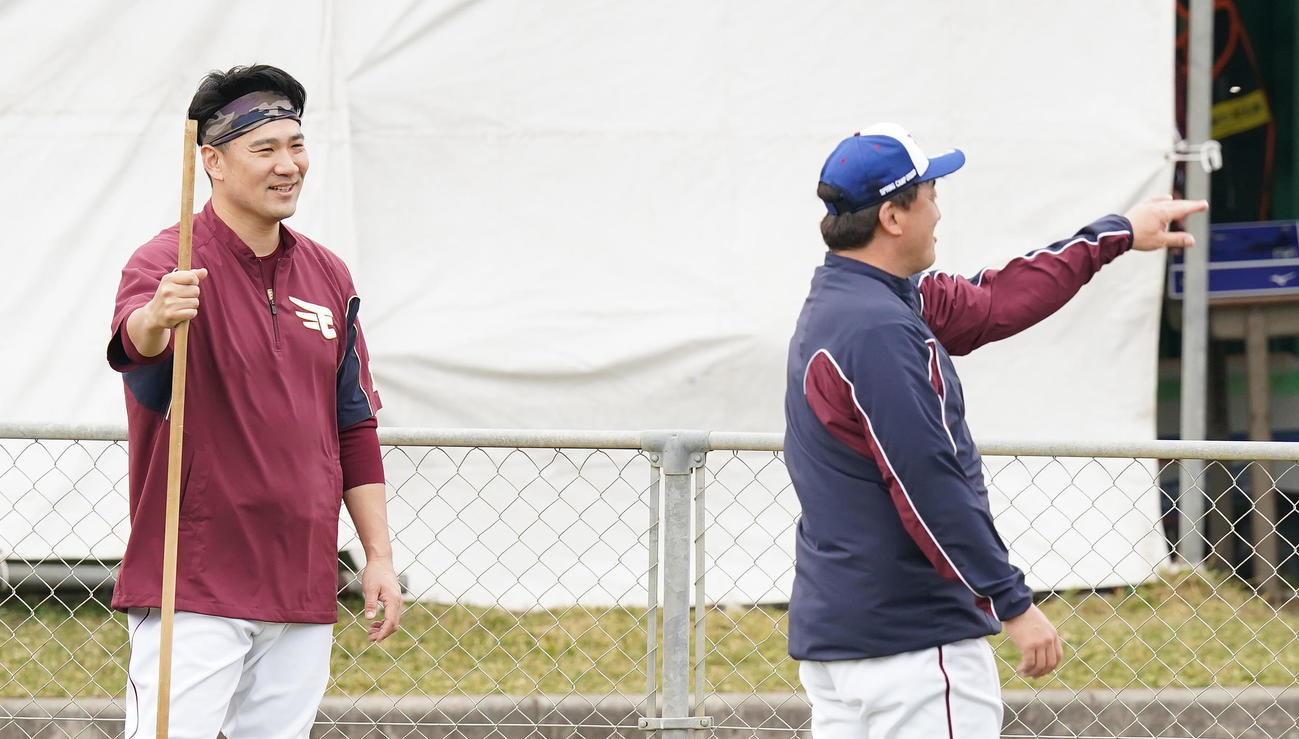 投げる石井監督（右）を笑顔で見つめる楽天田中将（撮影・菅敏）
