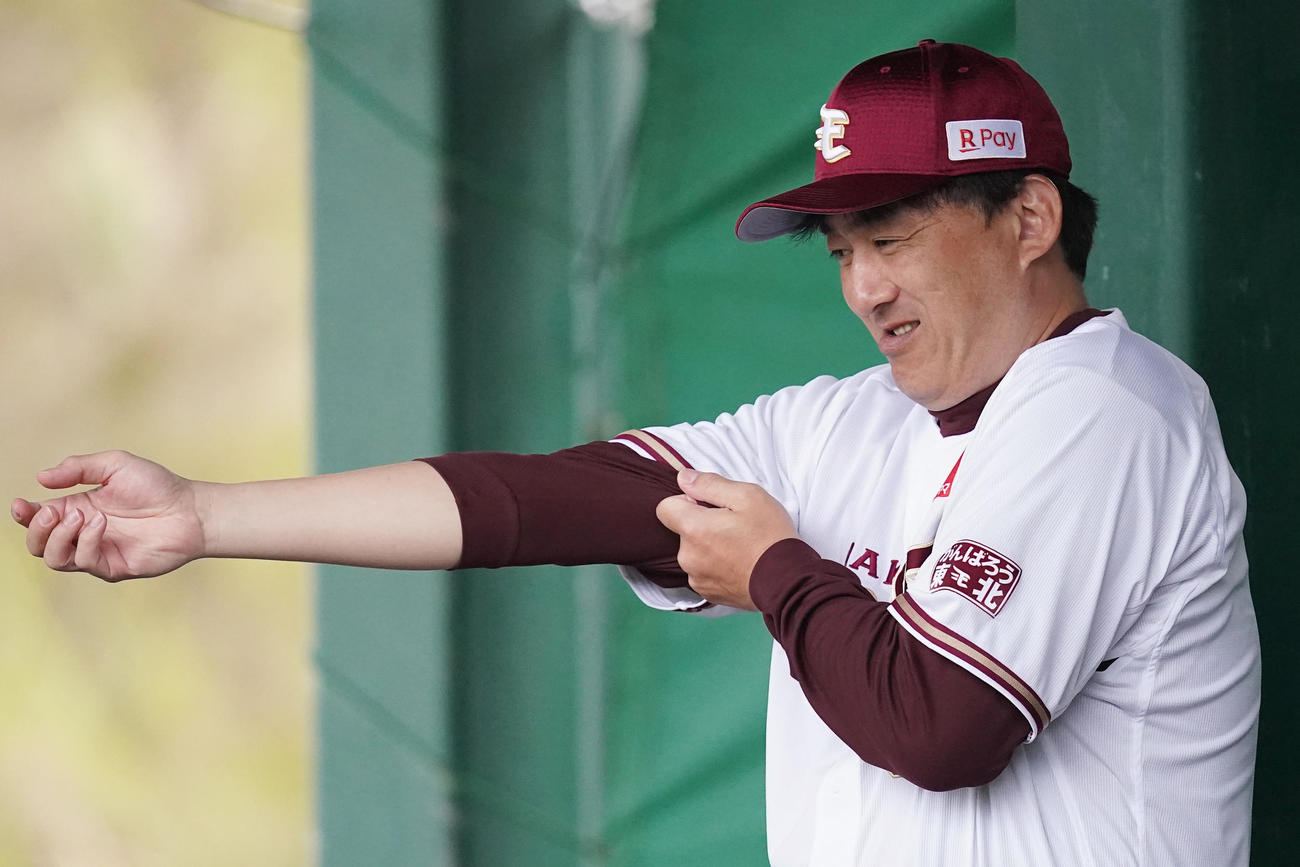 ブルペンで練習を見守る楽天石井監督は、袖をまくる（撮影・菅敏）