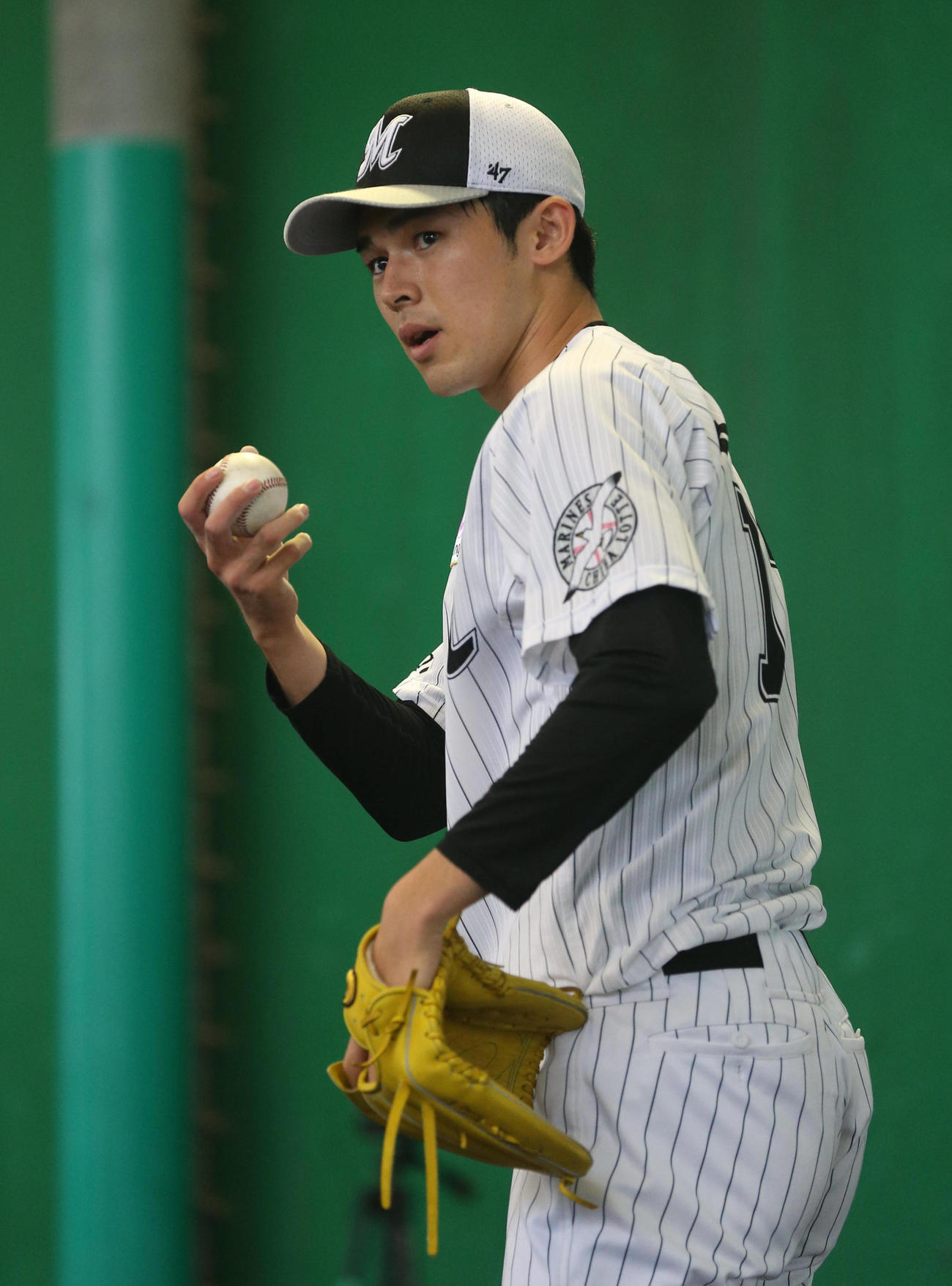 握りを見せながらブルペンで投球練習するロッテ佐々木朗希（代表撮影）