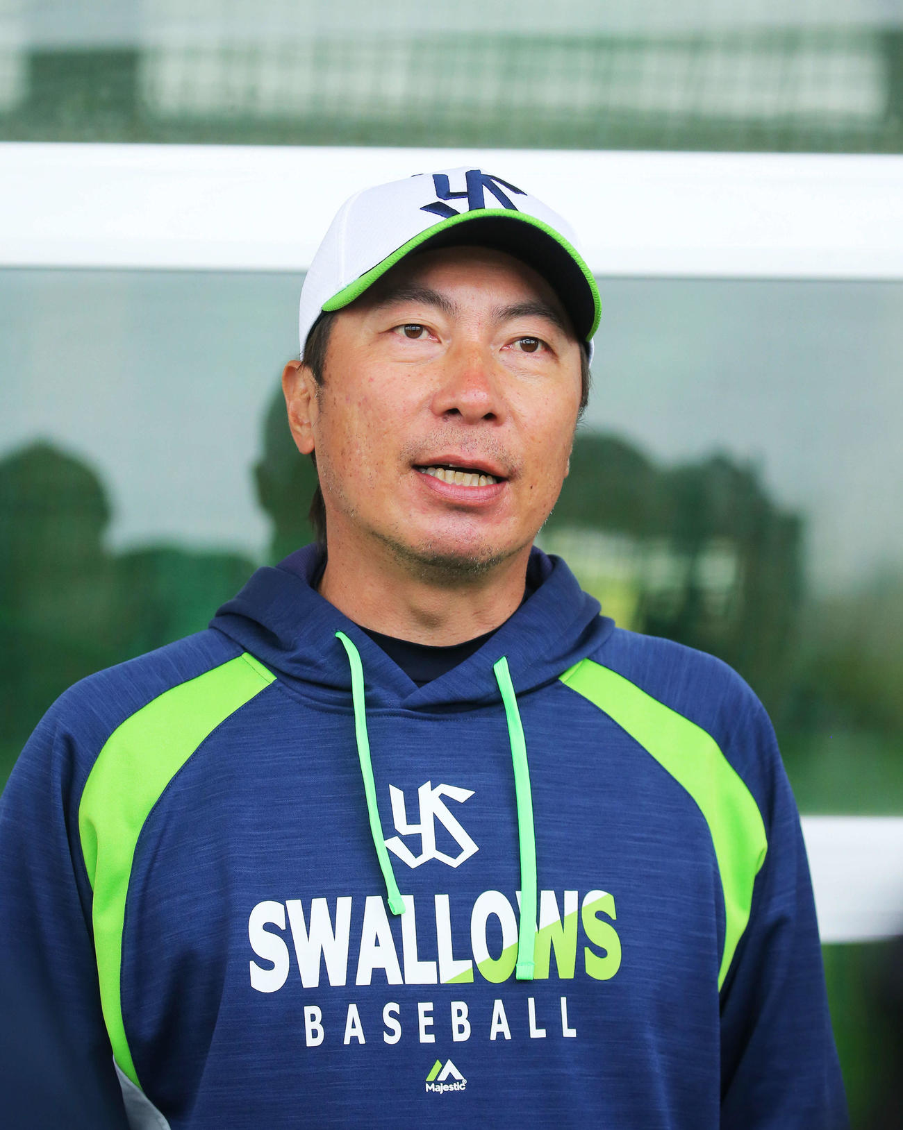 インタビューに答えるヤクルト高津監督（撮影・河田真司）