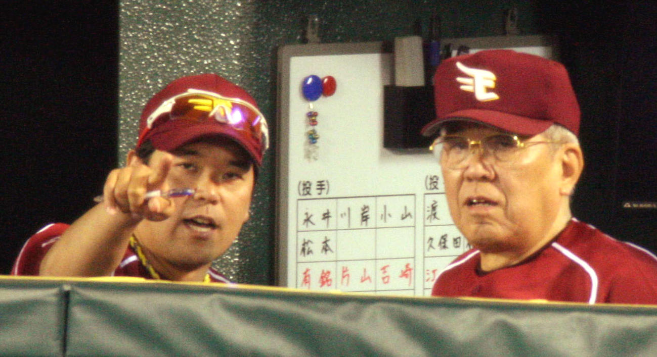 楽天野村克則コーチ（左）の話を聞く野村克也監督（2008年6月17日撮影）
