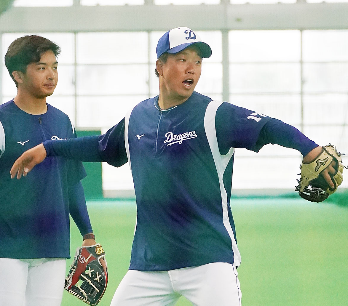 ブルペンでの投球練習後、ゴロ捕球をする柳裕也（右）左は山本拓実（撮影・森本幸一）