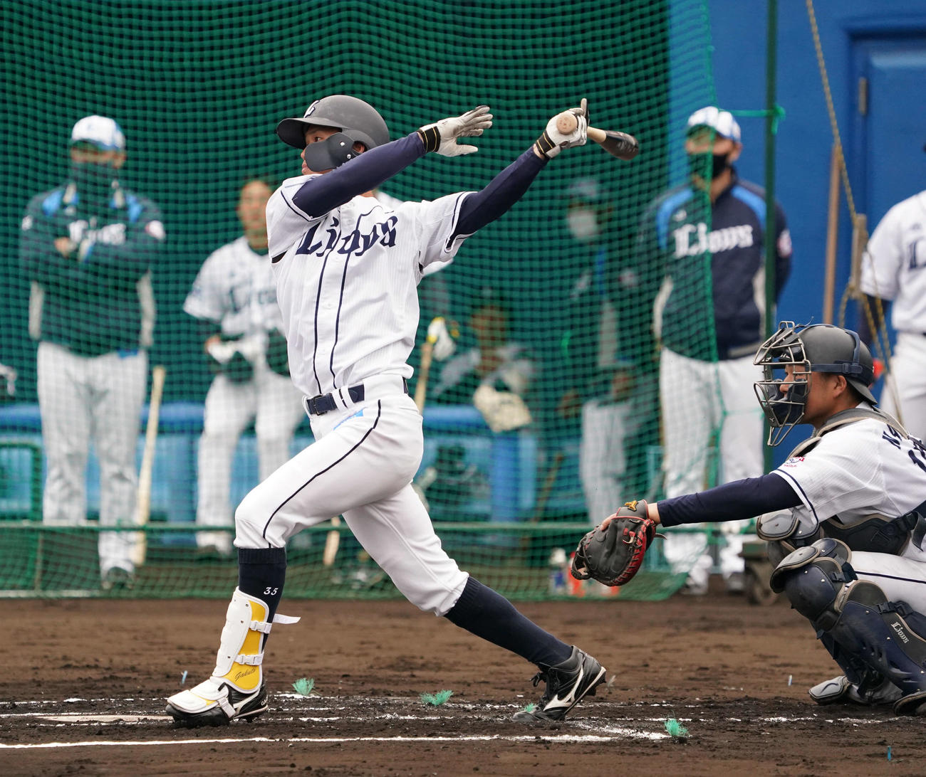シート打撃で中前打を放つ西武若林（撮影・滝沢徹郎）