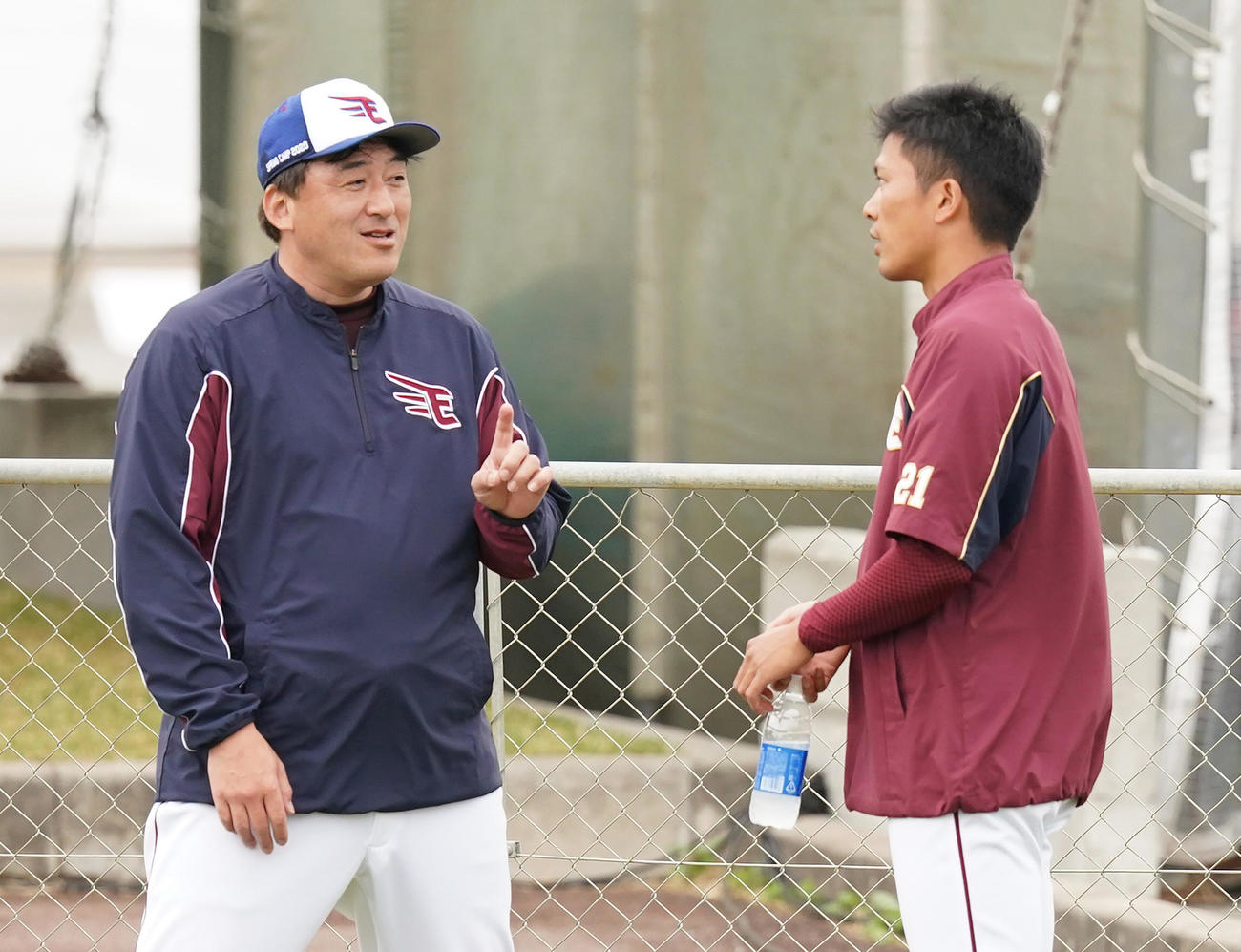練習中、楽天石井GM兼監督（左）と話す早川（撮影・菅敏）