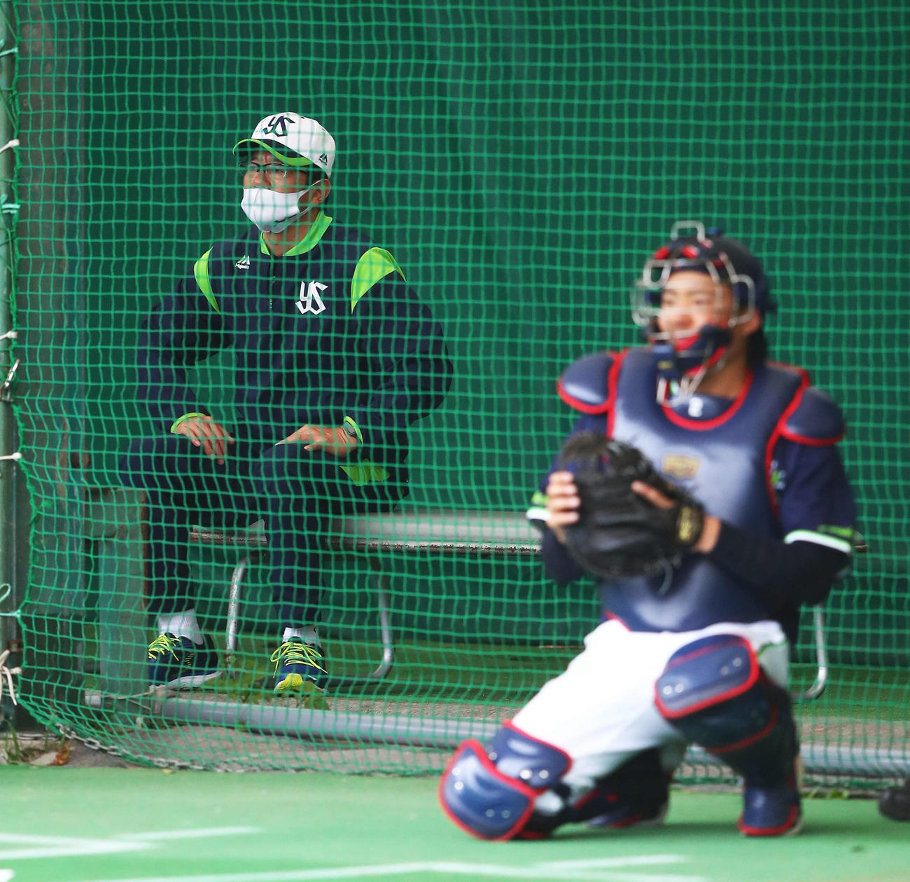 ブルペン投球する投手陣を見る古田臨時コーチ。右は球を受けるヤクルト中村（撮影・河田真司）