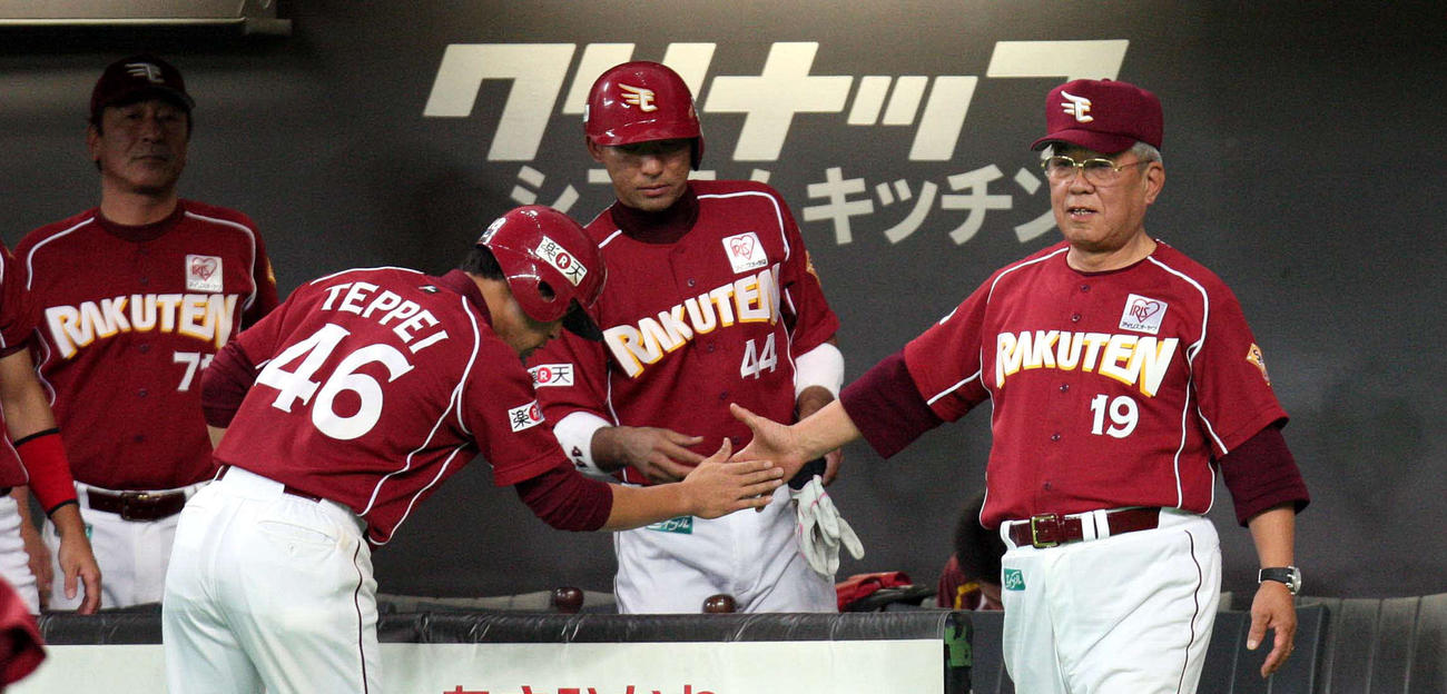 09年、生還した鉄平を出迎える野村監督