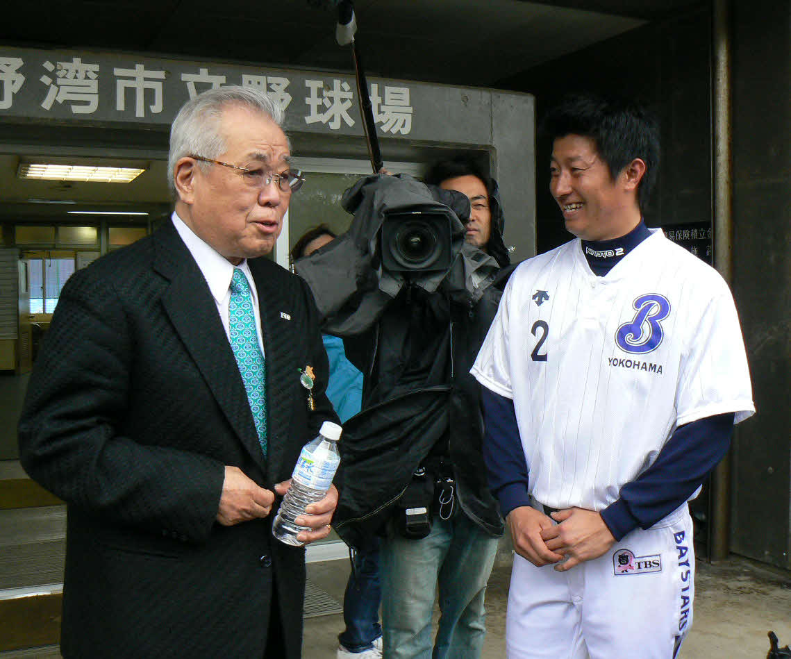 11年2月、横浜キャンプを訪れた野村氏（左）は、あいさつに駆けつけた楽天時代の教え子である渡辺と談笑