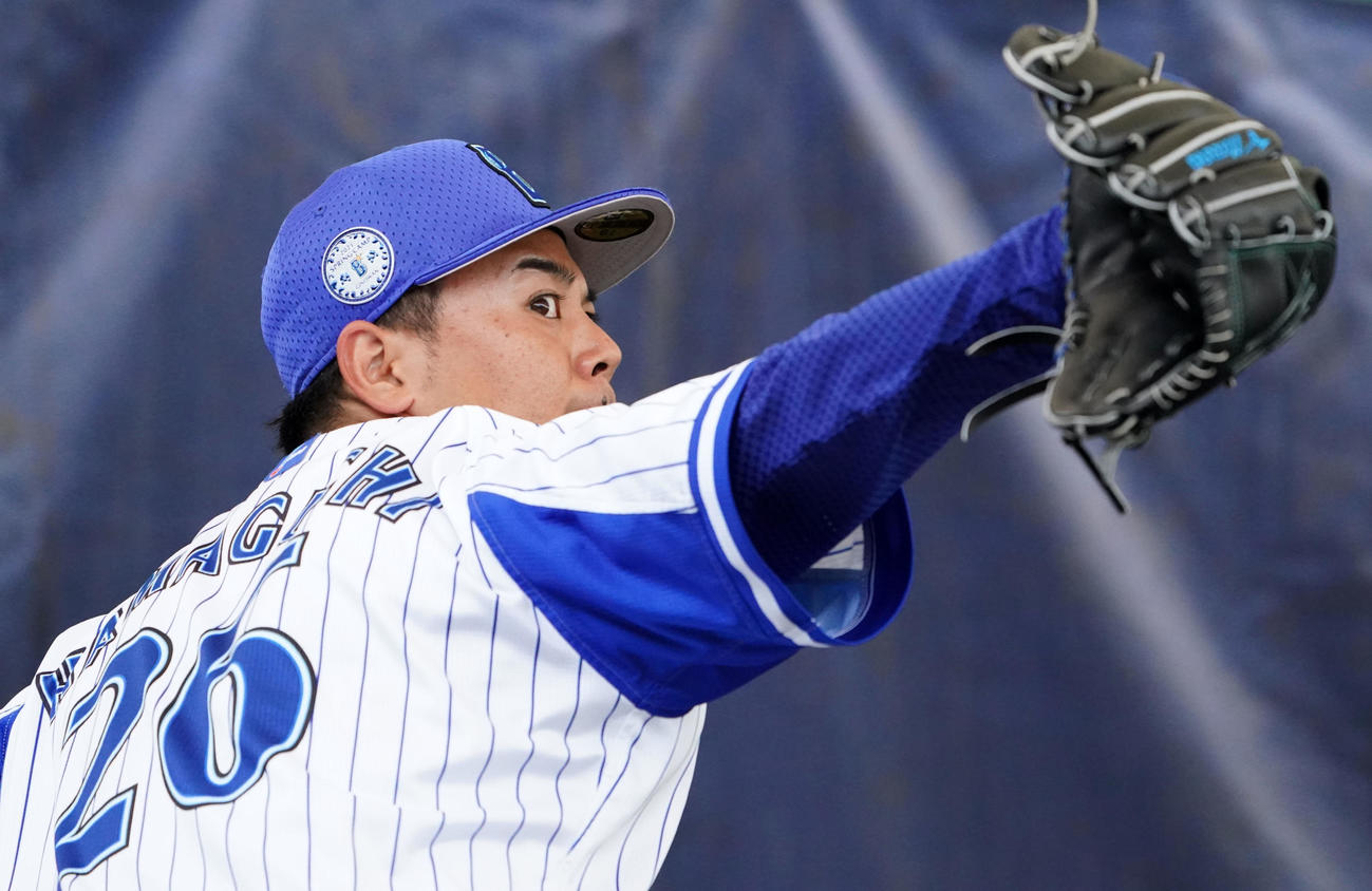 ブルペンで投球練習をするDeNA浜口（撮影・横山健太）