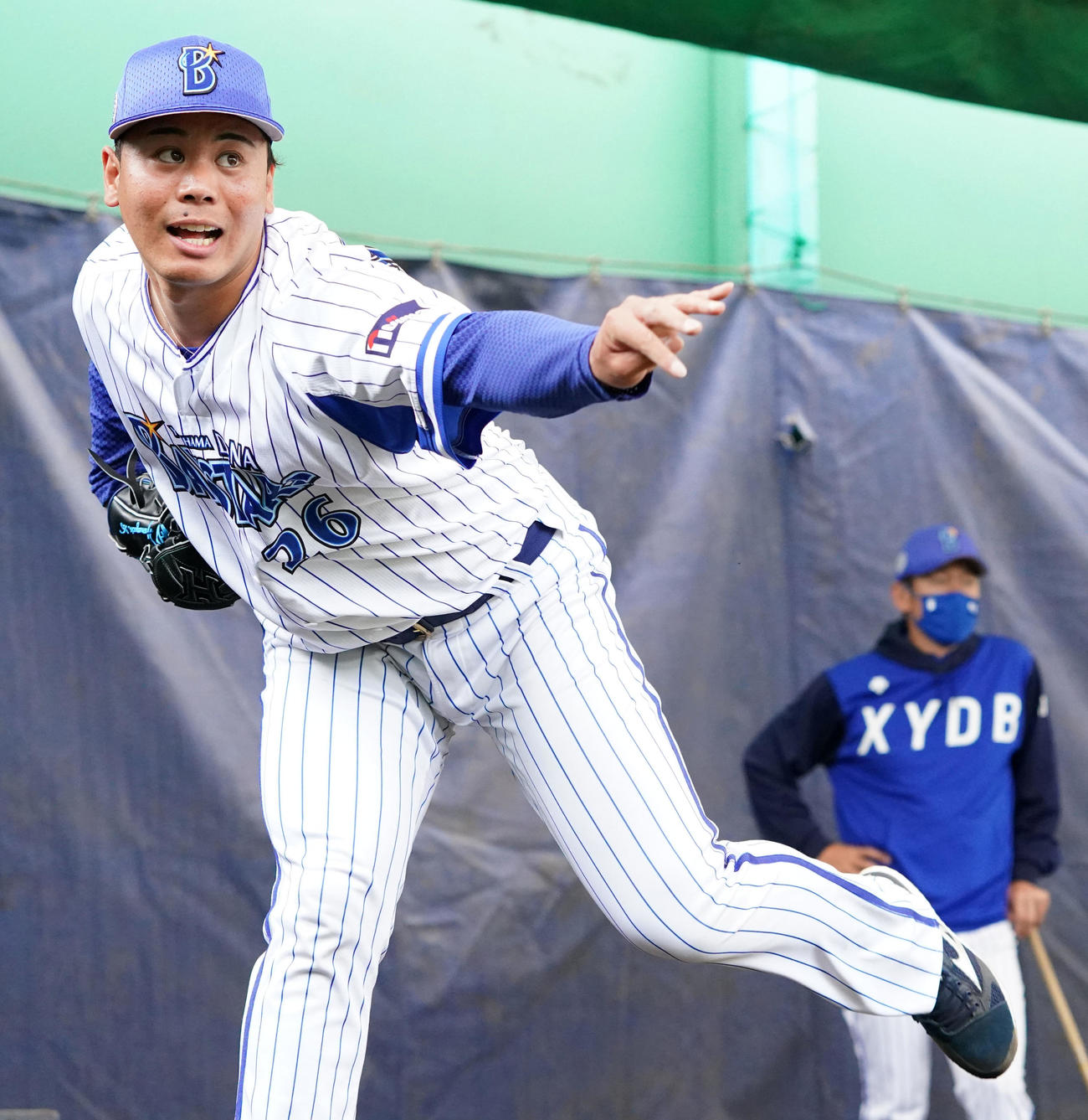 DeNA三浦監督（右）が見つめる中、ブルペンで投球練習をする浜口（撮影・横山健太）