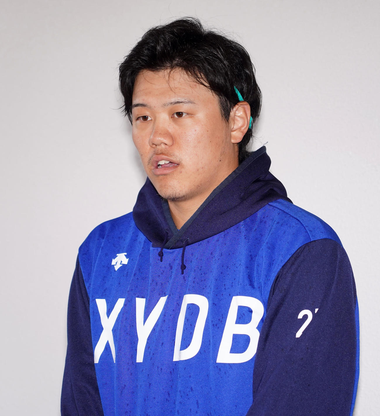 練習を終え、取材に応じるDeNA上茶谷