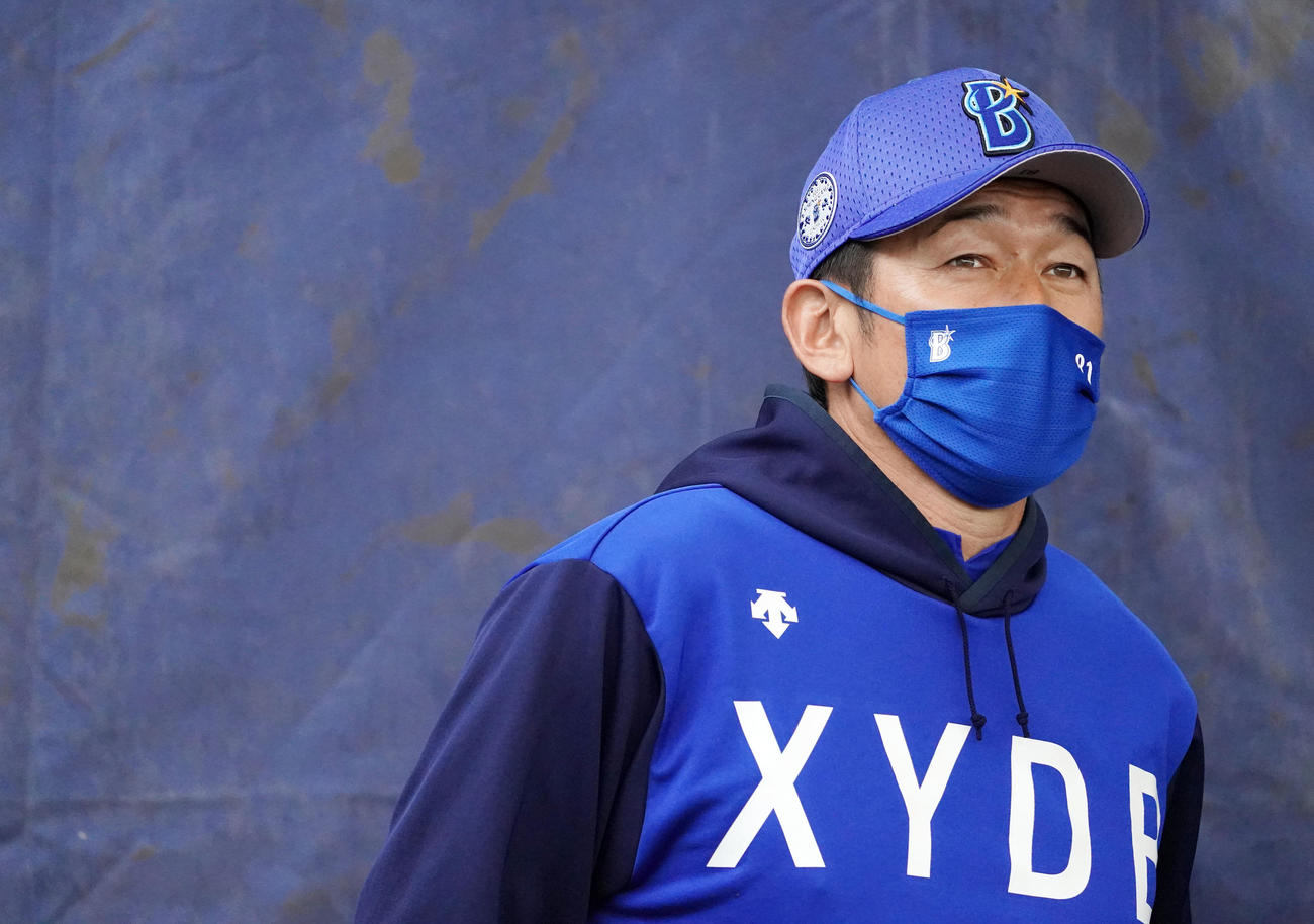 練習を見つめるDeNA三浦監督（撮影・横山健太）