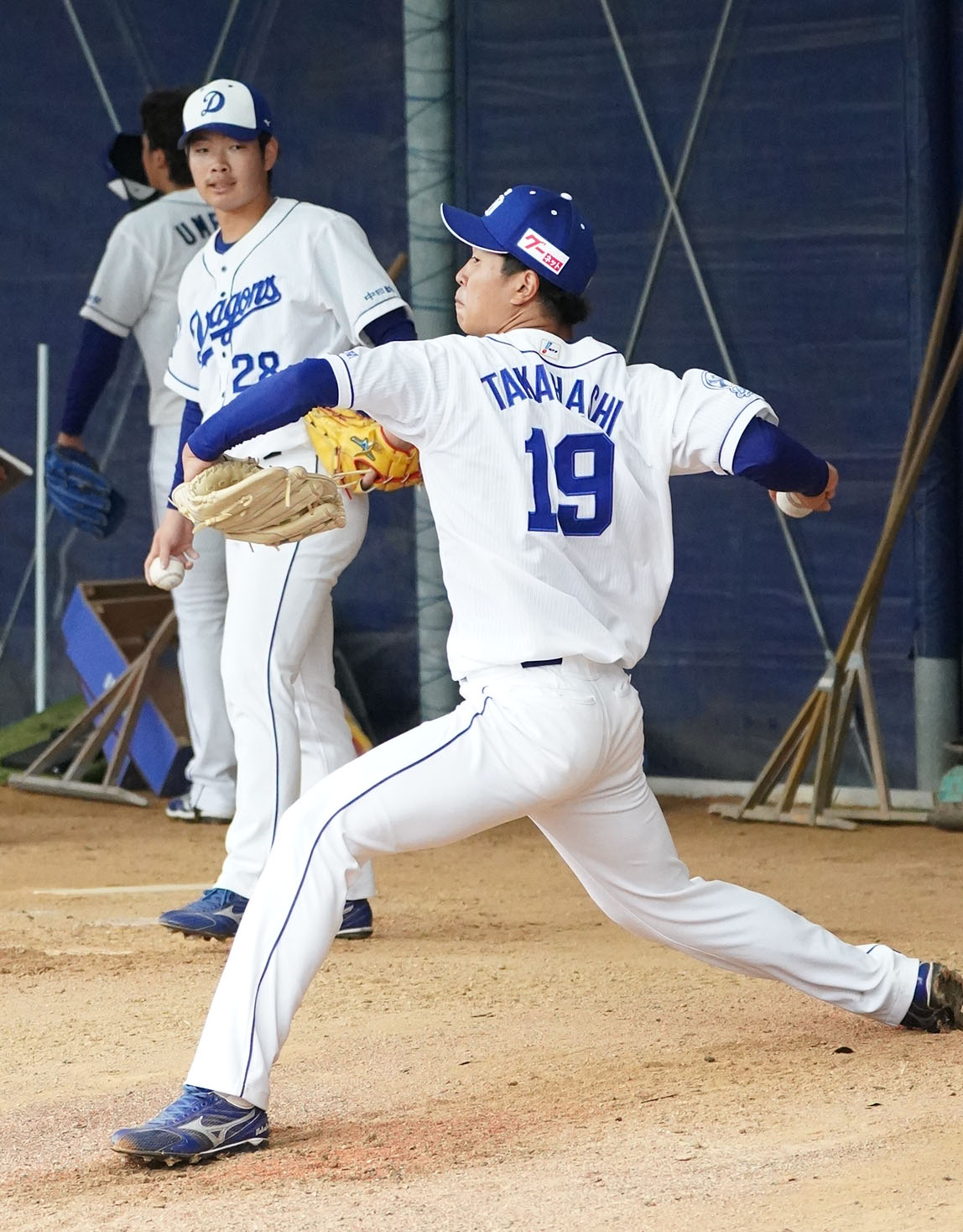 ブルペンで投球練習をする高橋宏斗（手前）と森博人（撮影・森本幸一）