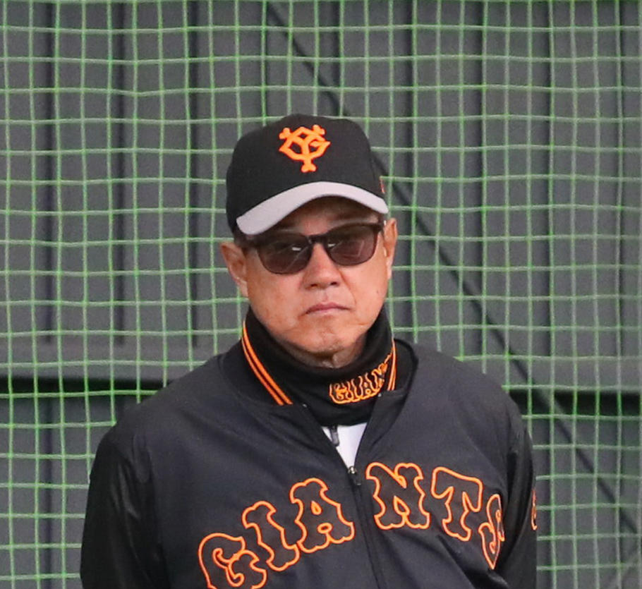 ブルペンを見つめる巨人原監督（撮影・足立雅史）