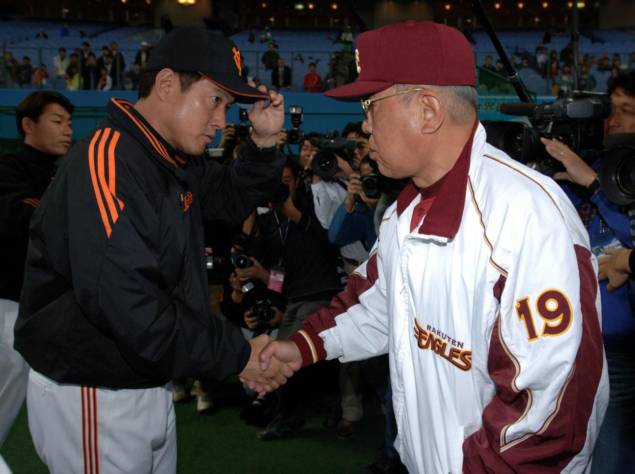 06年3月、試合前、握手をする原監督と野村監督（右）