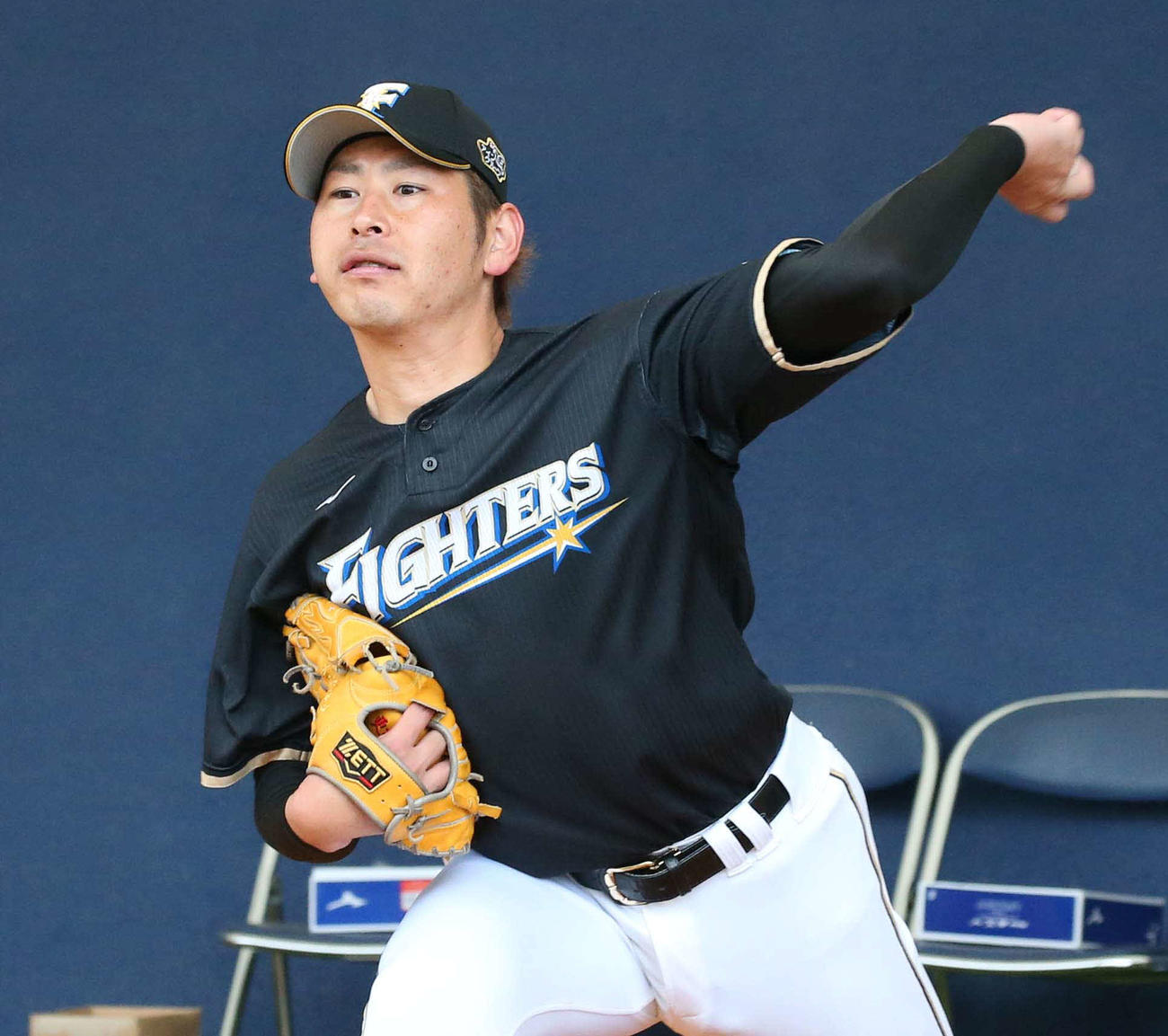 ブルペンで投球する日本ハム加藤（撮影・黒川智章）　　　