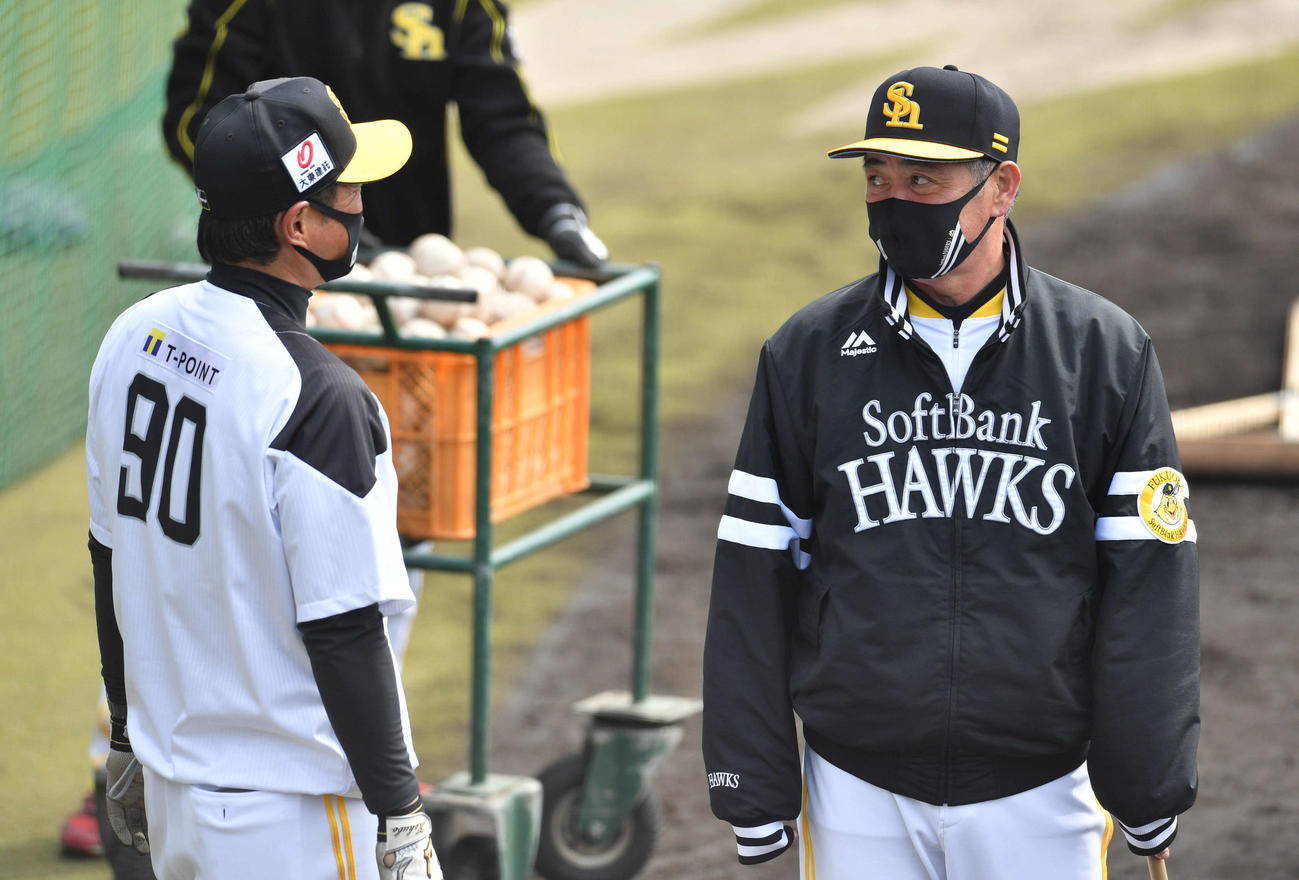 小久保ヘッドコーチ（左）と話す工藤監督（撮影・岩下翔太）