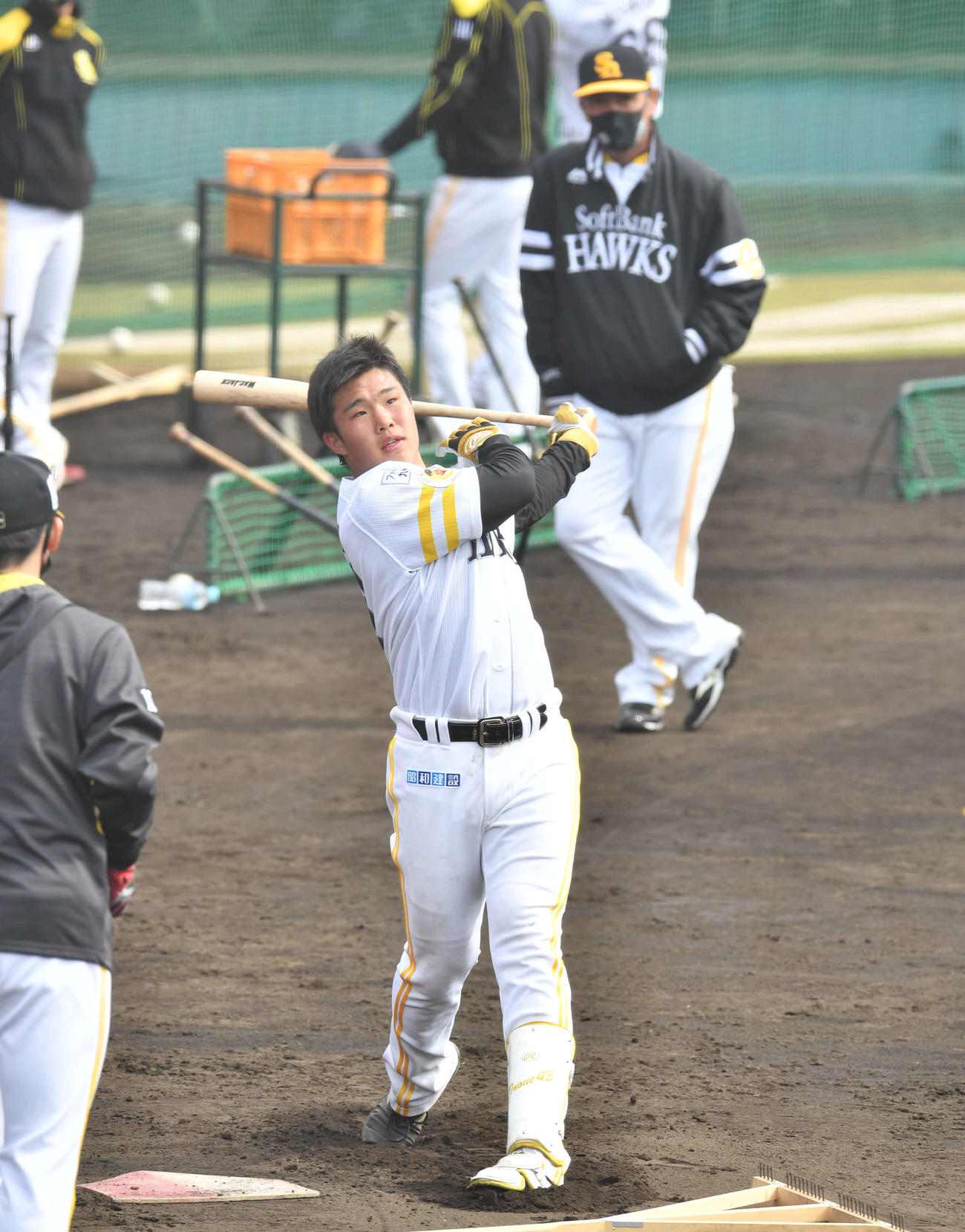 工藤監督（右奥）が見つめる前でロングティーを行う井上（撮影・岩下翔太）