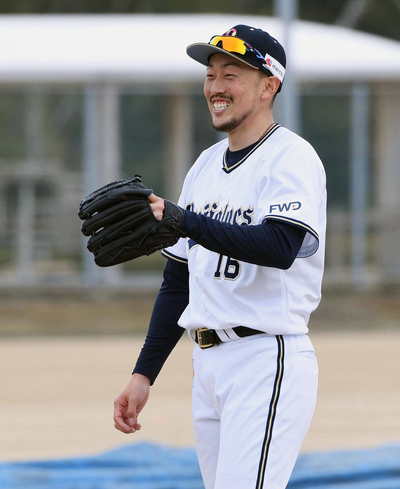 笑顔でキャッチボールを行うオリックス平野佳寿（撮影・前岡正明）