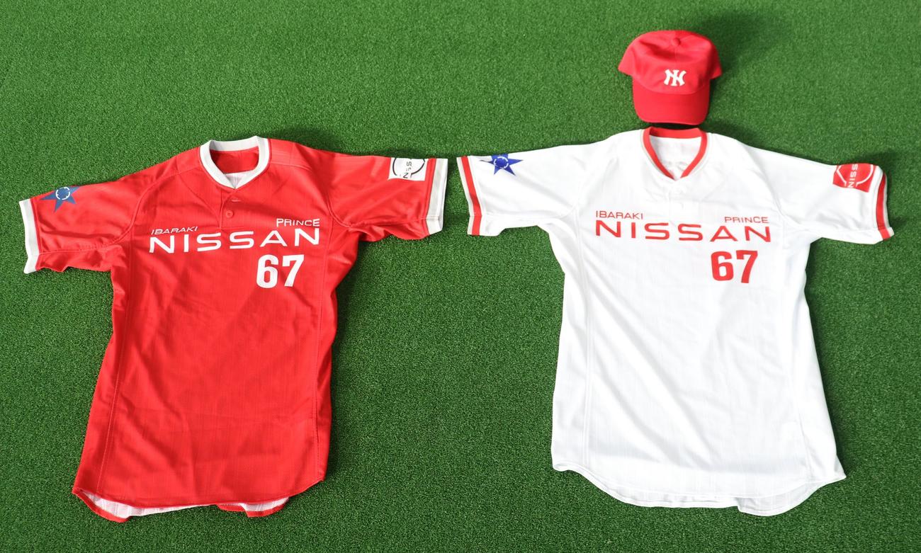 茨城日産のユニホーム。右がホーム用、左がビジター用（撮影・古川真弥）