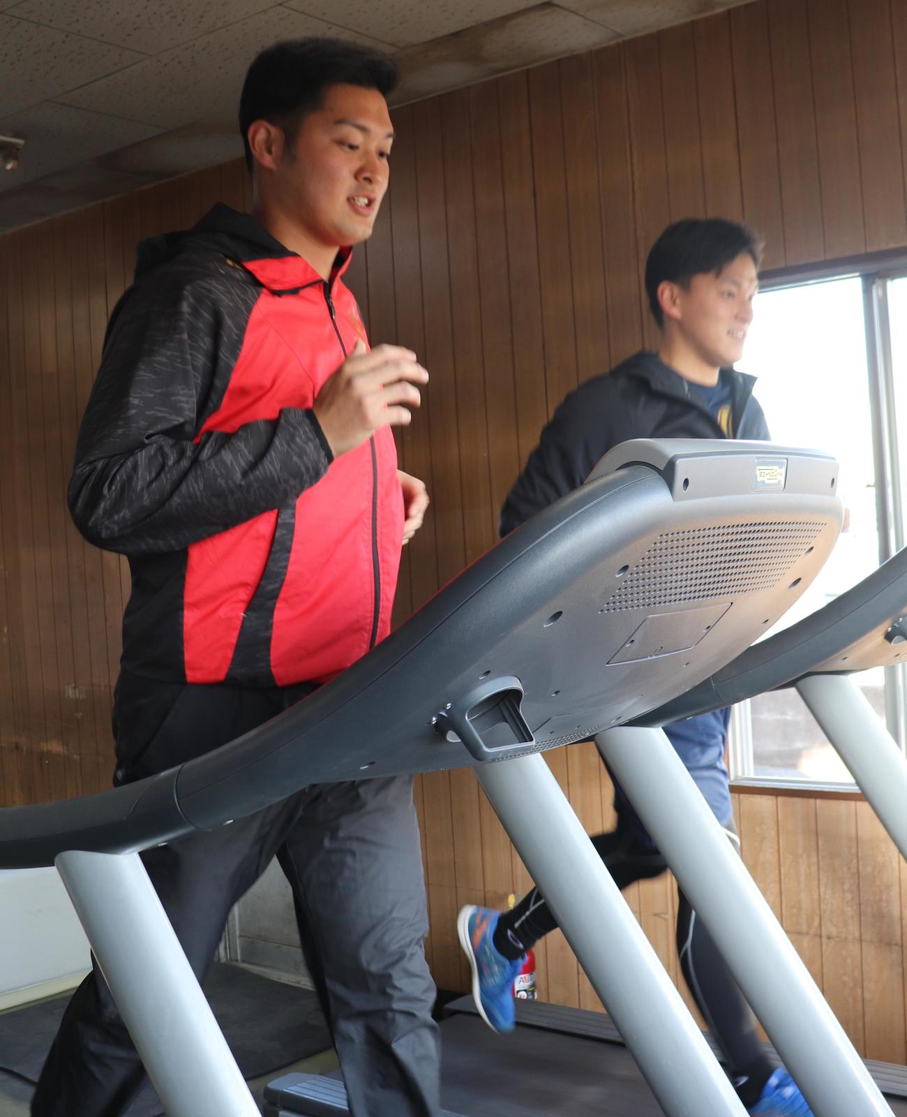 業務終了後に室内練習場でトレーニングを行う茨城日産・田中雄（左）と野本（撮影・古川真弥）