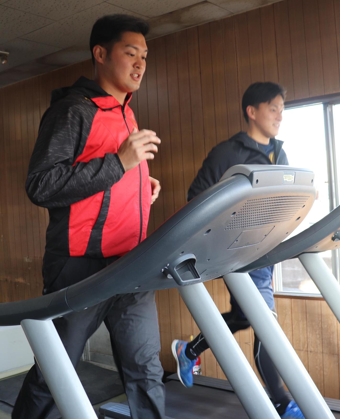 業務終了後に室内練習場でトレーニングを行う茨城日産・田中雄（左）と野本（撮影・古川真弥）