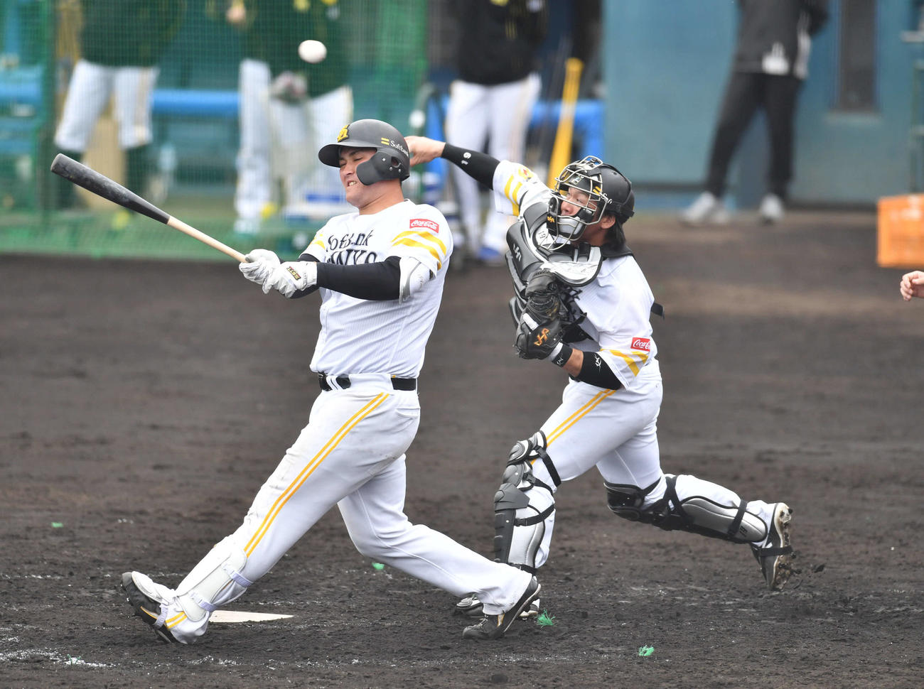 シート打撃で二塁へ送球する甲斐、左はリチャード（撮影・岩下翔太）