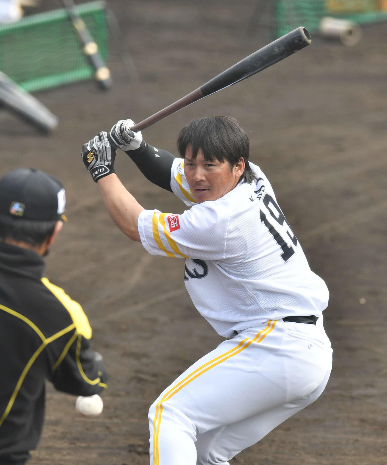 ロングティーを行うソフトバンク甲斐（撮影・岩下翔太）