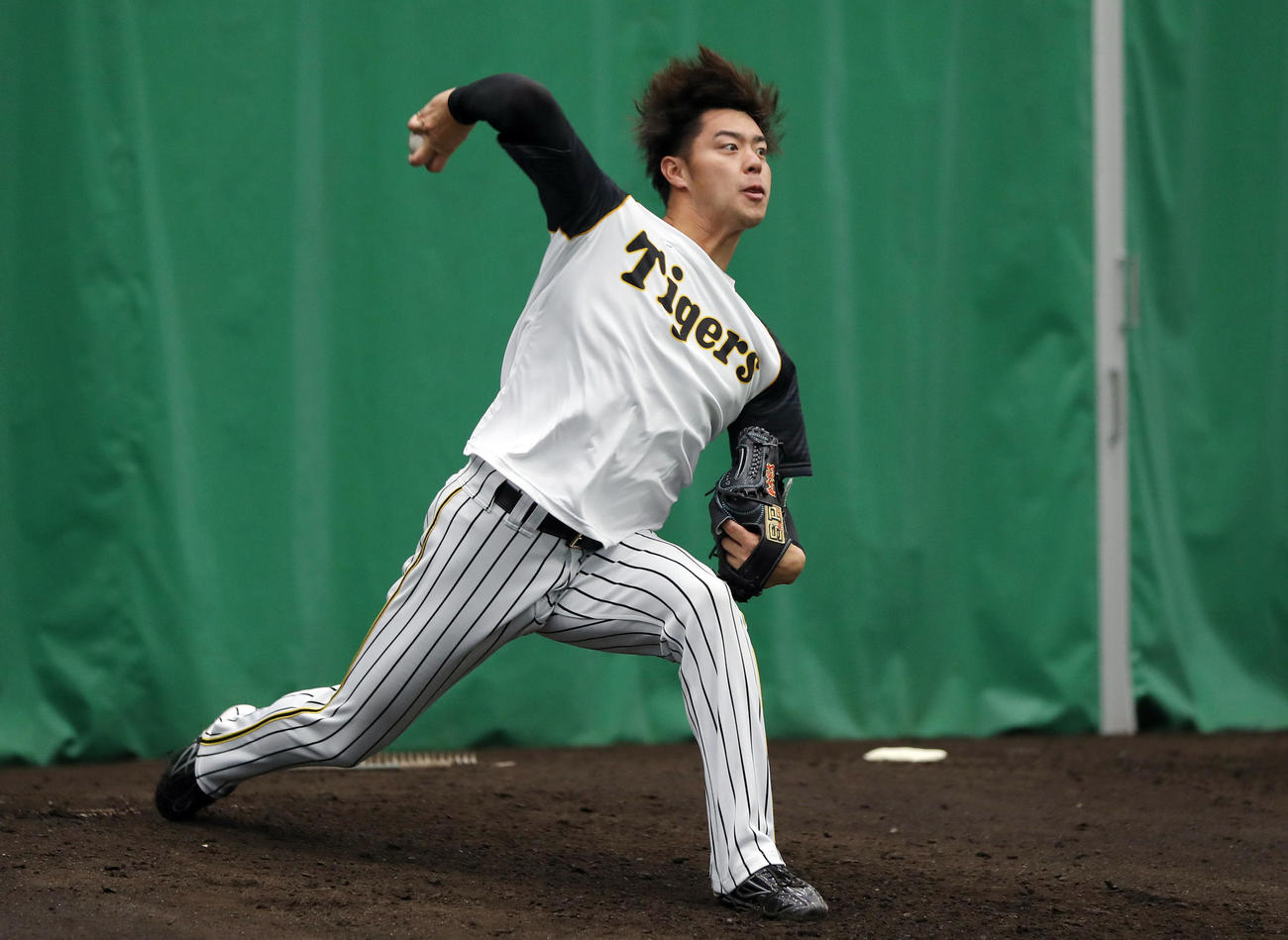 おかわりでブルペンに入り投球する阪神鈴木（撮影・前田充）