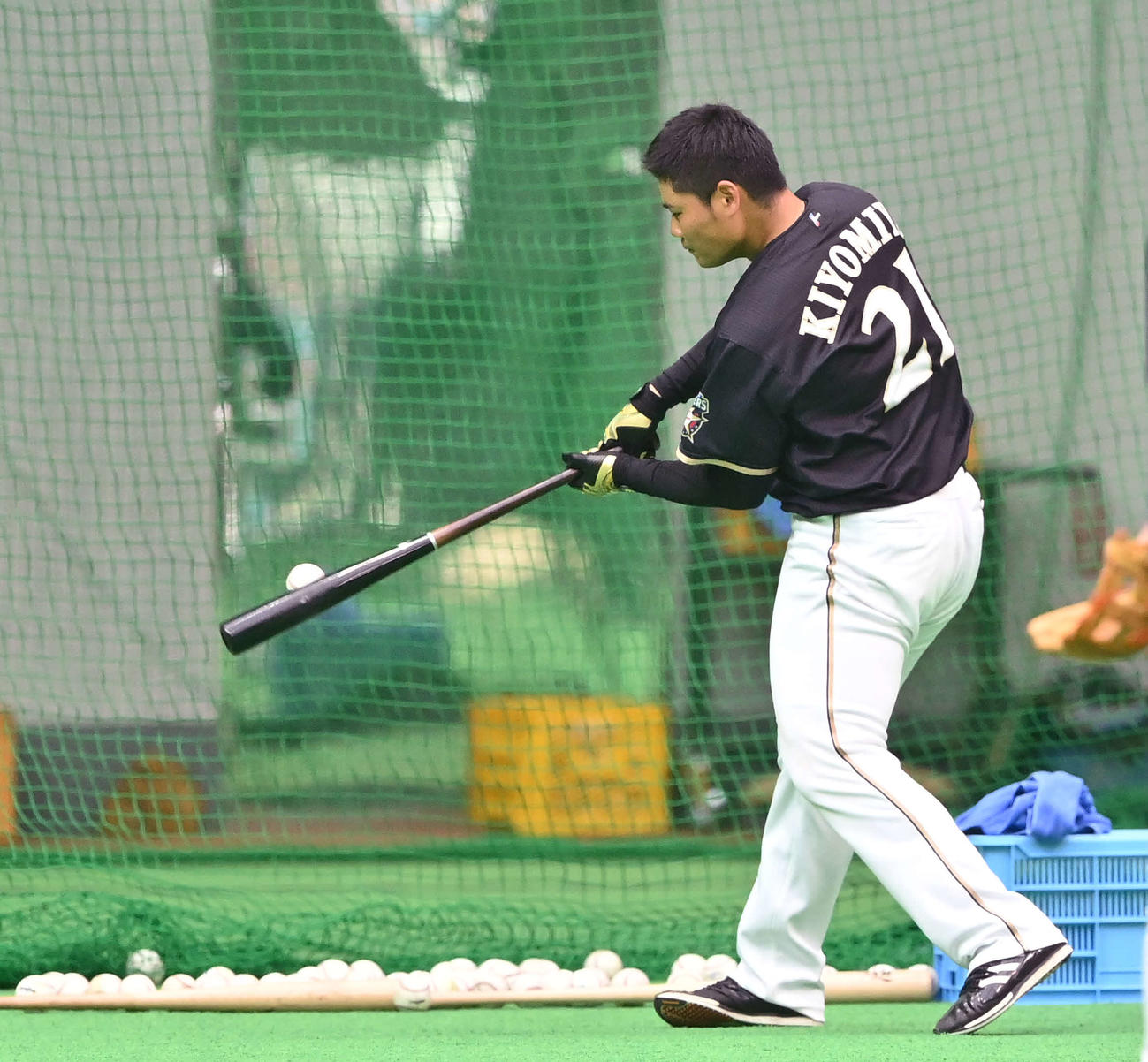 両手でバットを持ちティー打撃する日本ハム清宮（代表撮影）　　