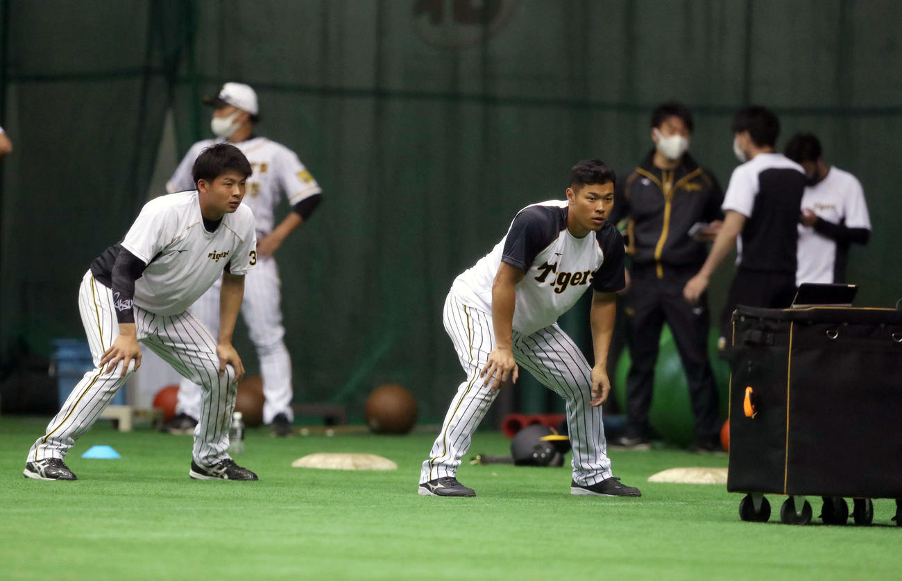 映像を見ながら走塁練習する井上（左）と佐藤輝