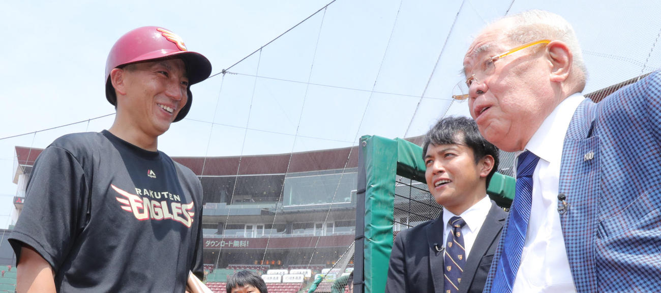 野村克也氏（右）と話す楽天時代の嶋（2017年7月2日撮影）
