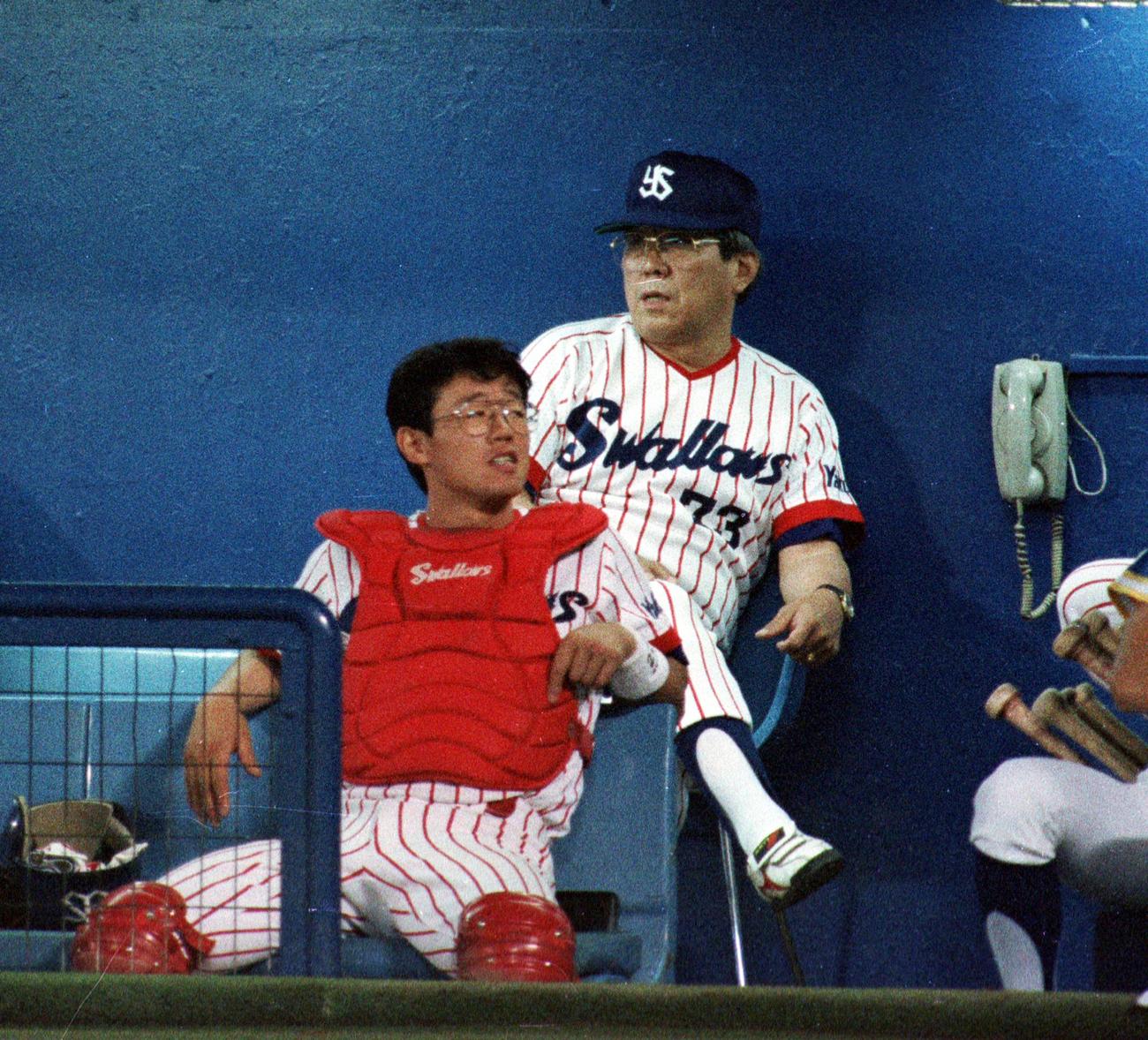 91年7月、巨人戦でヤクルト野村監督の前に座る古田
