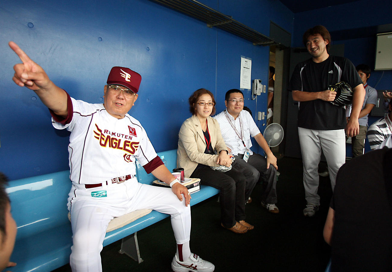 09年7月、楽天で監督を務める野村克也さん（左）に当時西武でプレーしていた石井一久と談笑する