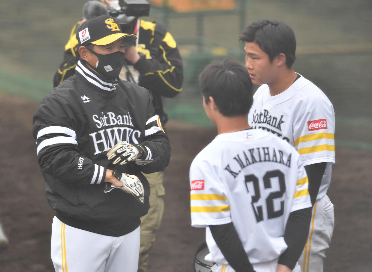 シート打撃を終え、牧原巧（左から2人目）、井上（左から3人目）と話す小久保ヘッドコーチ（撮影・岩下翔太）