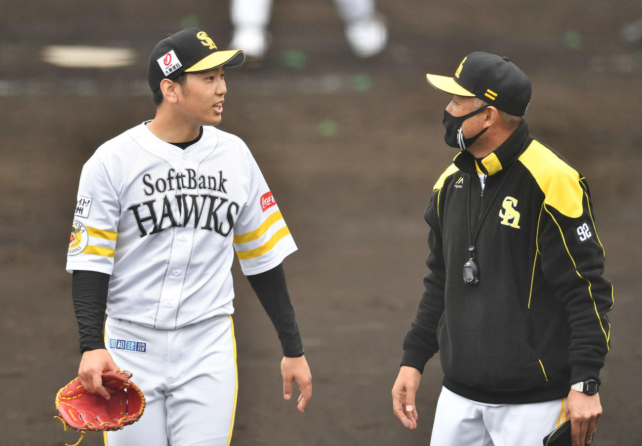シート打撃の登板を終え、森山コーチ（右）と話しながら引き揚げる石川（撮影・岩下翔太）