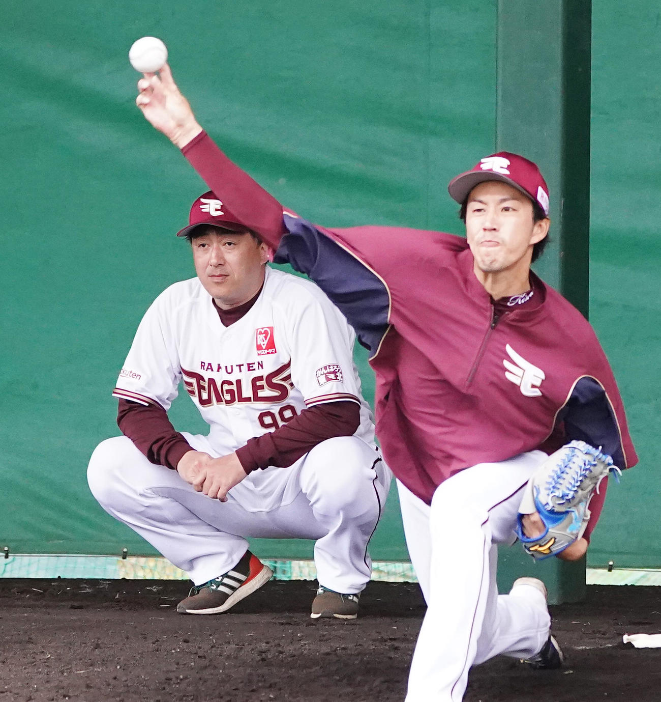 ブルペンで投球練習のをする岸（右）を見守る石井監督（撮影・菅敏）