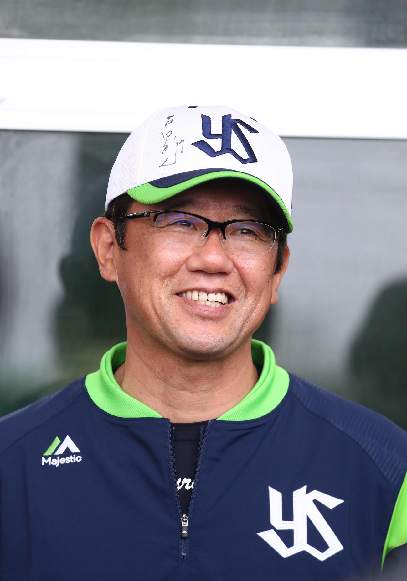 インタビューに笑顔で答える古田臨時コーチ（撮影・河田真司）