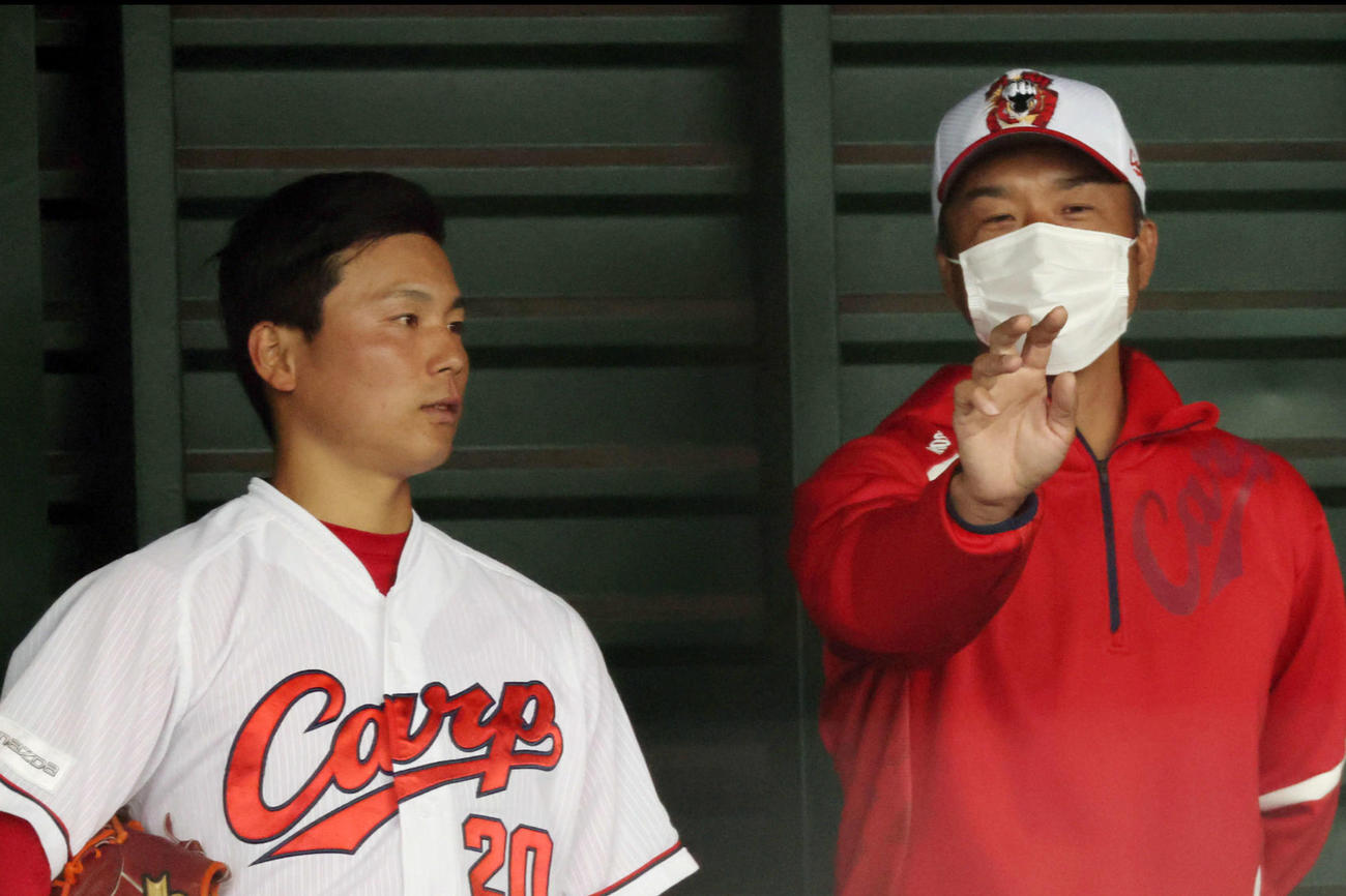 永川投手コーチと話す栗林（撮影・加藤孝規）