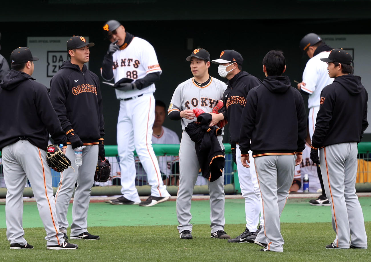 紅白戦　試合後、桑田投手チーフコーチ補佐（中央右）の話を聞く、平内（左）ら投手陣（撮影・狩俣裕三）