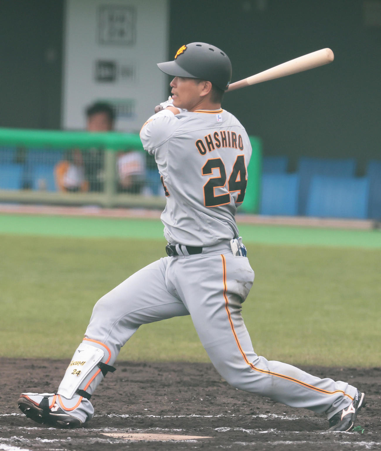 巨人紅白戦　6回裏白組2死三塁、代打大城は適時内野安打を放つ（撮影・足立雅史）