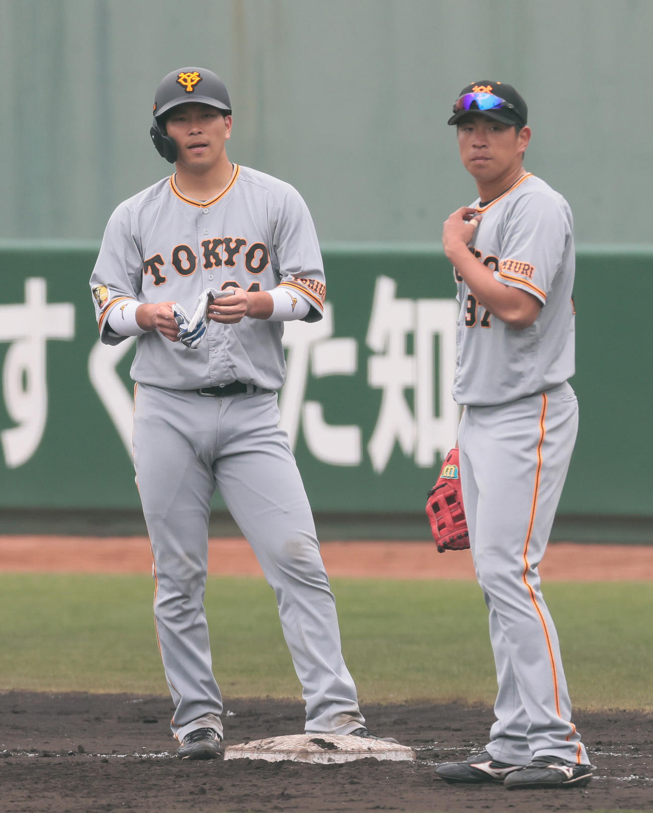 巨人紅白戦　6回裏白組2死三塁、代打大城（左）は適時内野安打を放つ（撮影・足立雅史）
