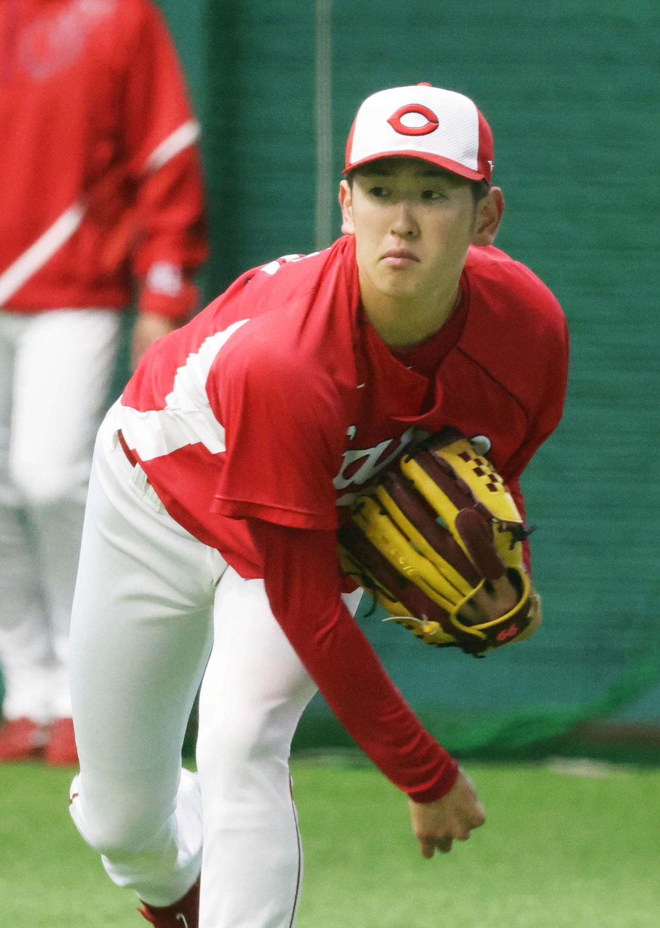 雨のため、室内練習場でキャッチボールをする遠藤（撮影・加藤孝規）
