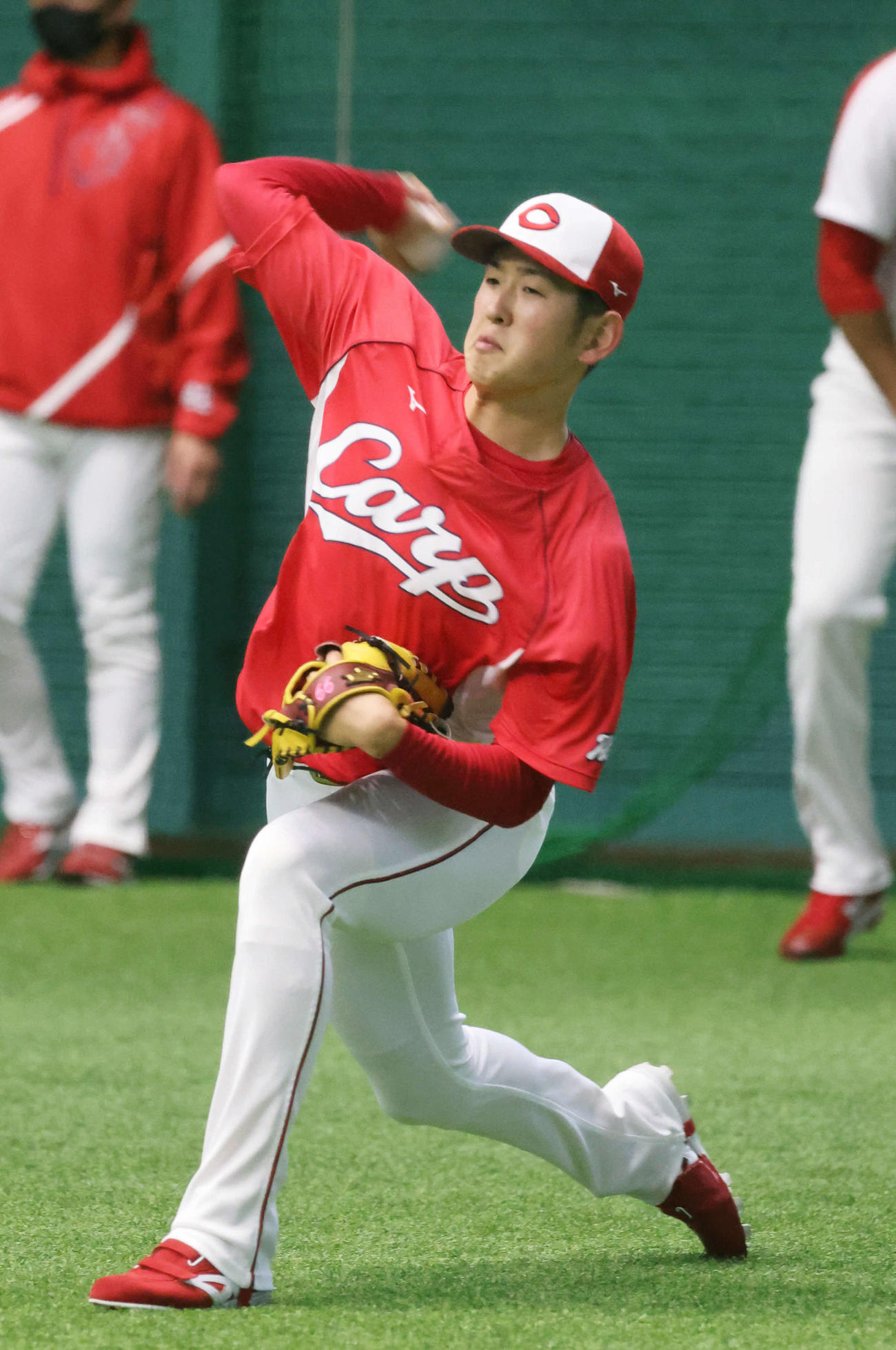 雨のため、室内練習場でキャッチボールをする遠藤（撮影・加藤孝規）