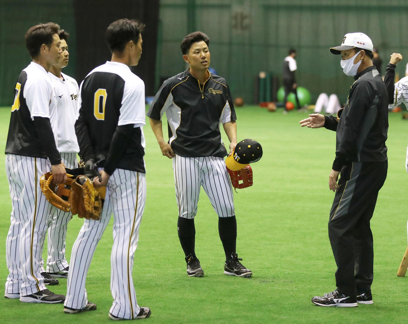川相昌弘臨時コーチ（右）の指導を受ける内野陣