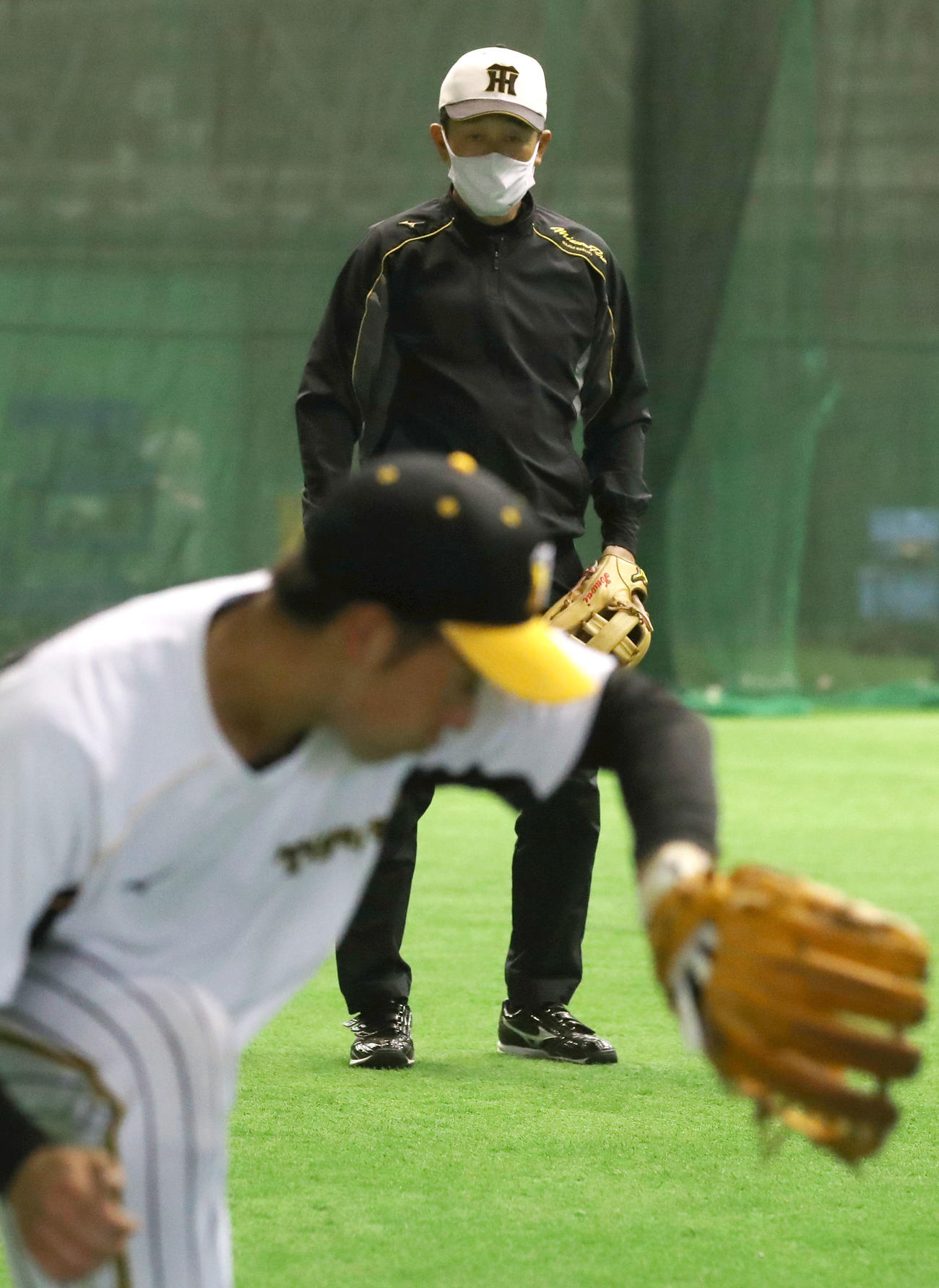 室内で守備指導をする川相昌弘臨時コーチ