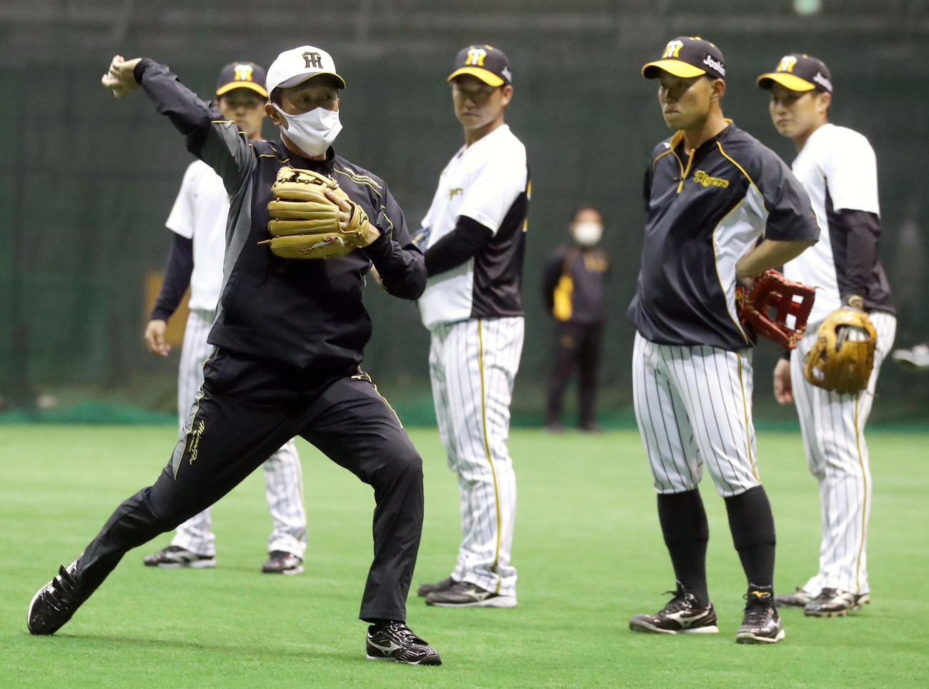 川相昌弘臨時コーチ（手前左）から指導を受ける内野陣