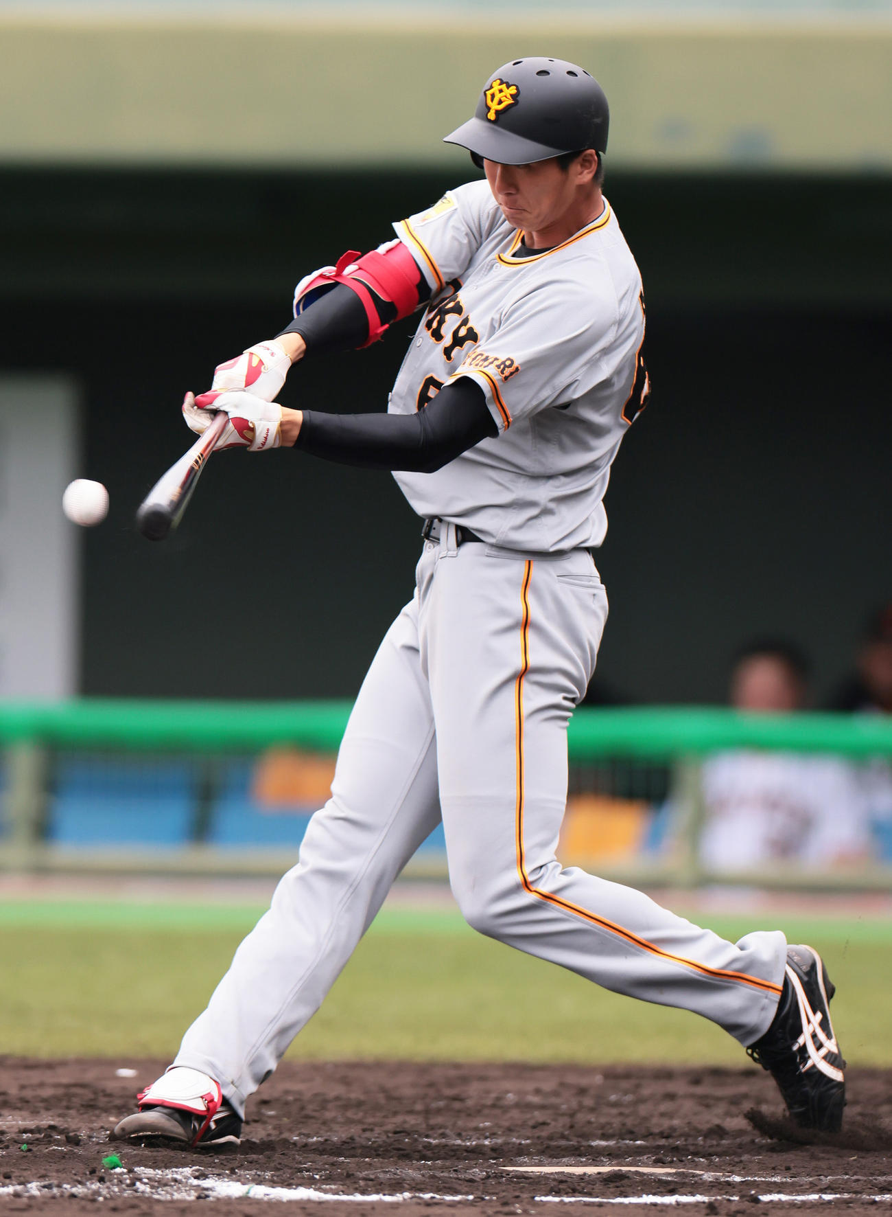 巨人紅白戦　7回表紅組無死、右前打を放つ秋広（撮影・足立雅史）