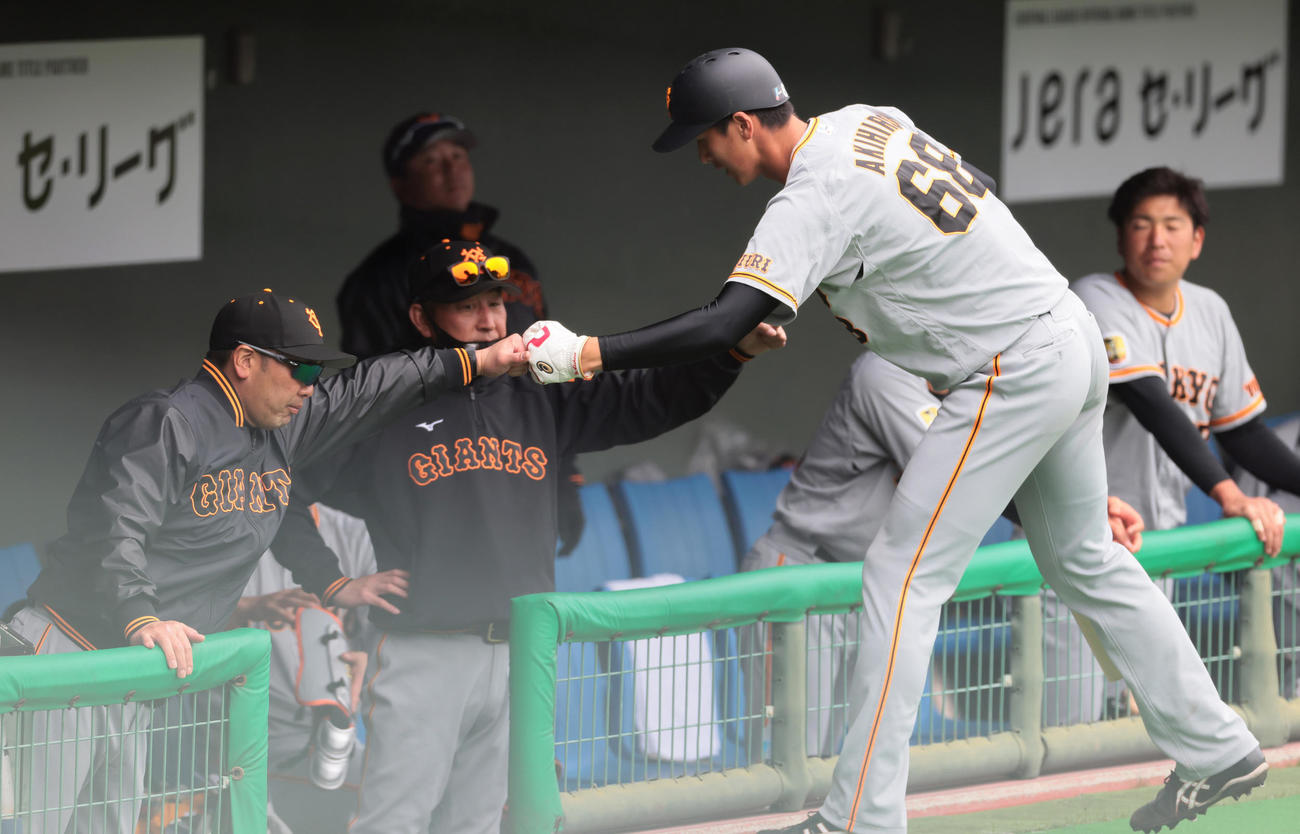 巨人紅白戦　1回、生還した秋広（右68）は阿部2軍監督（左端）とグータッチを交わす（撮影・足立雅史）