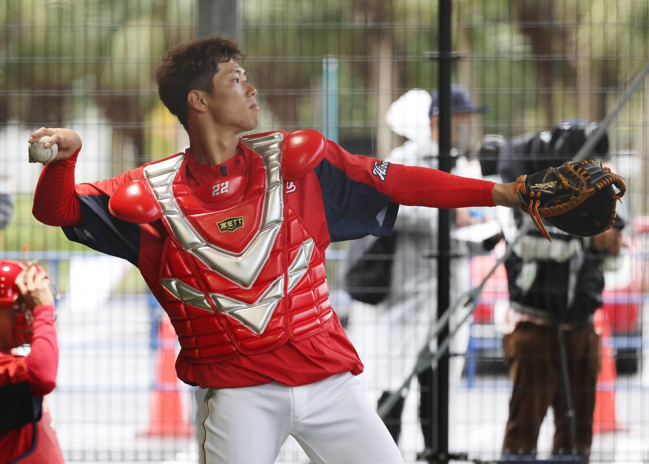 広島沖縄キャンプ　ドラフト1位の栗林の球を受けた中村奨（撮影・加藤孝規）