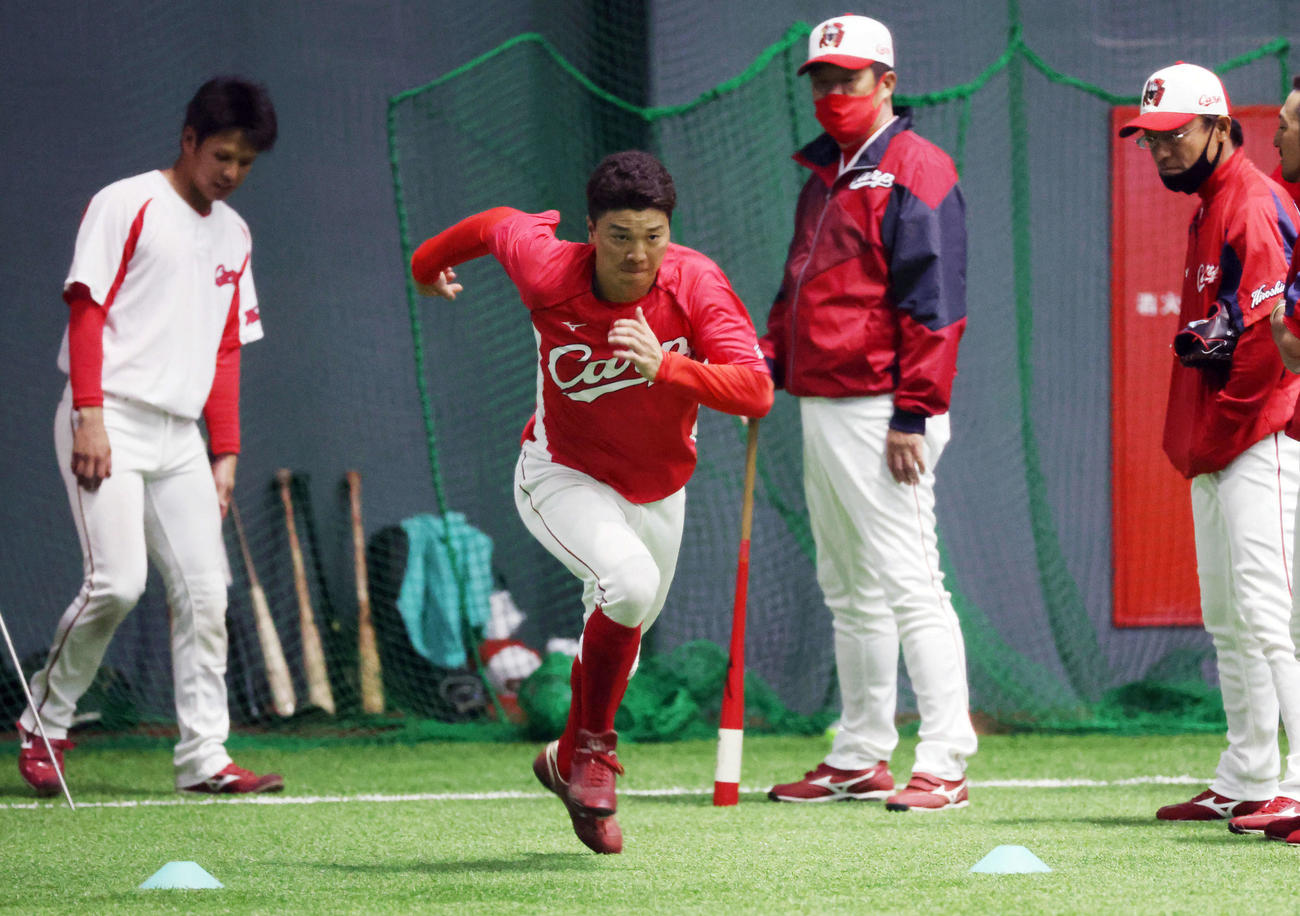 25メートル走を行う大盛（中央）。右は河田ヘッドコーチ。右から2人目は佐々岡監督（撮影・加藤孝規）